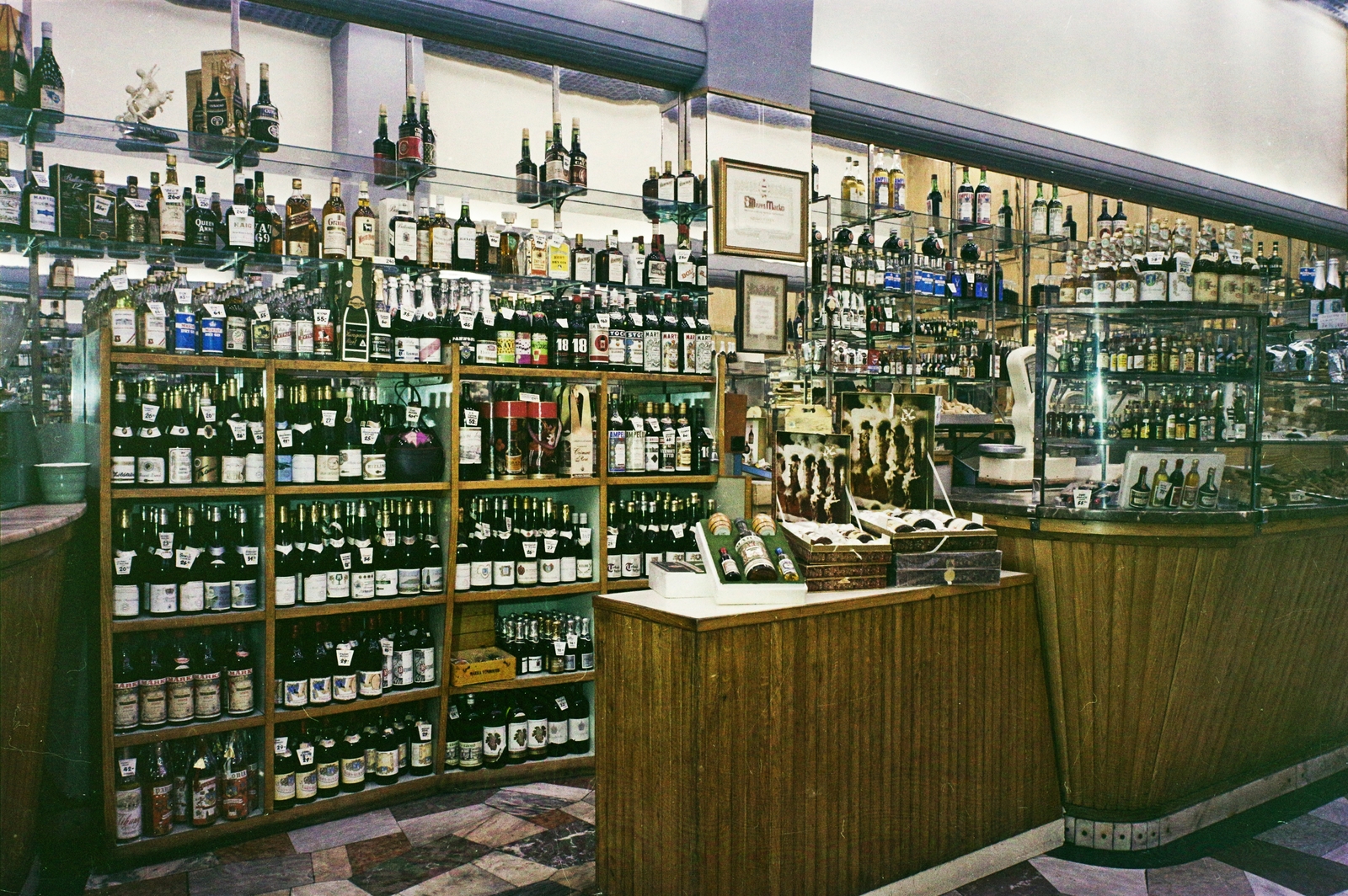 Hungary, Budapest V., Kígyó utca 4-6., Mézes Mackó büfé., 1972, Bauer Sándor, colorful, shop, display, drink, counter, warrant, Budapest, Fortepan #109830