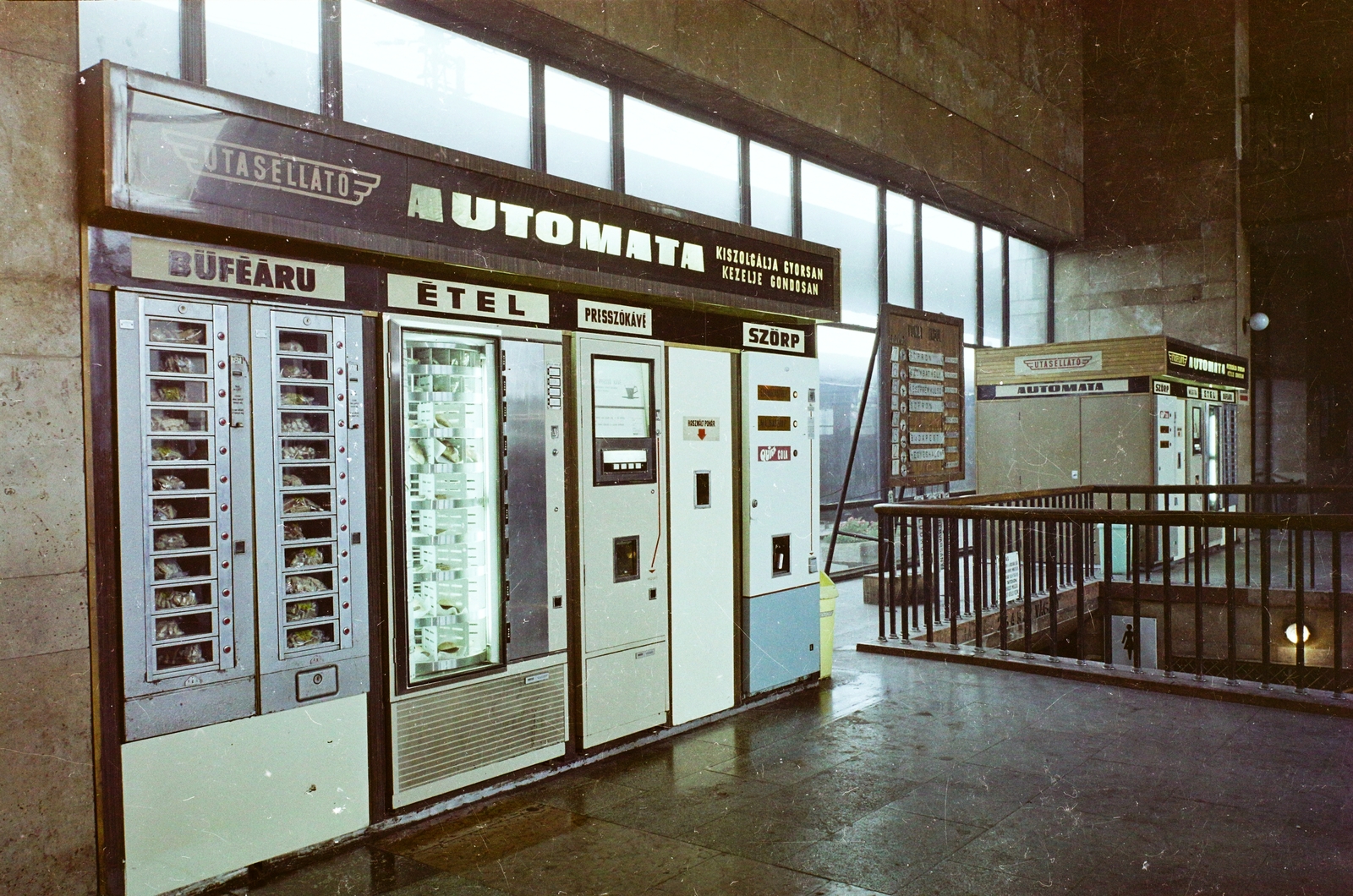 Magyarország, Győr, vasútállomás., 1975, Bauer Sándor, színes, pályaudvar, automata, utasellátó, Fortepan #109843