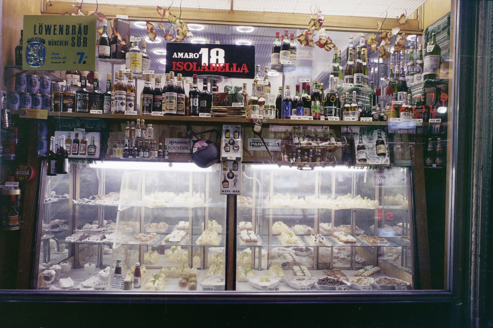 Magyarország, Budapest V., Kígyó utca 4-6., Mézes Mackó büfé., 1972, Bauer Sándor, színes, Budapest, Fortepan #109847