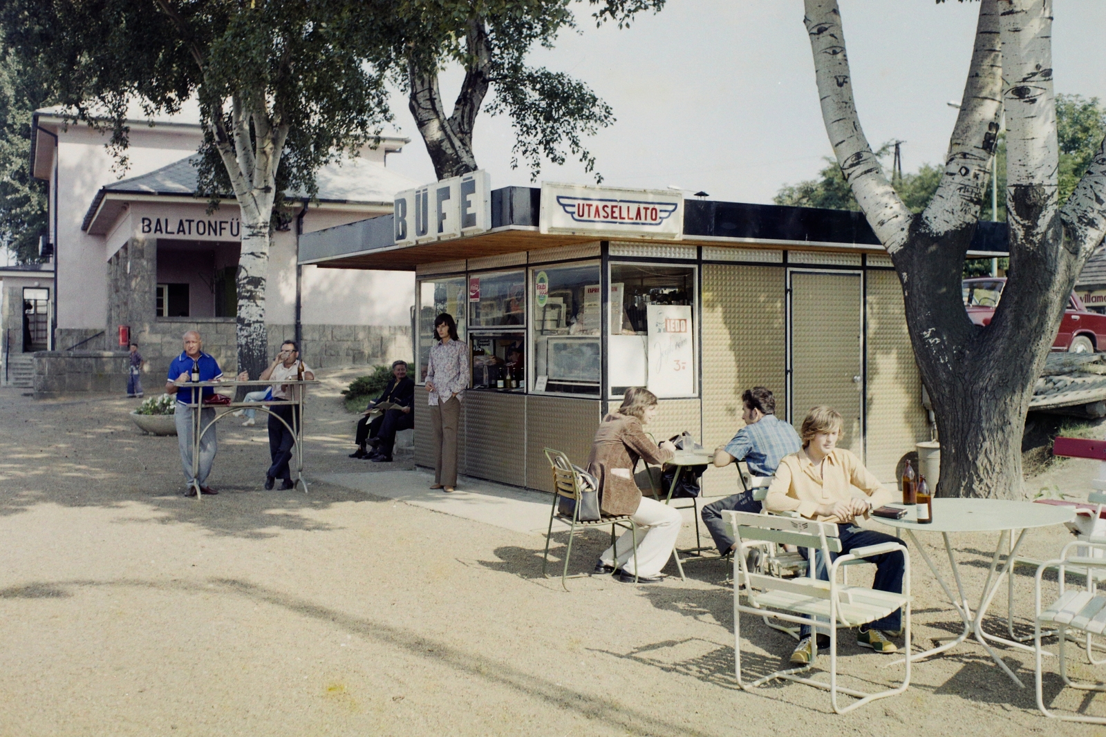 Hungary, Balatonfűzfő, vasútállomás, Utasellátó büfé., 1977, Bauer Sándor, colorful, buffet, train station, neon sign, place-name signs, iron furniture, Fortepan #109869