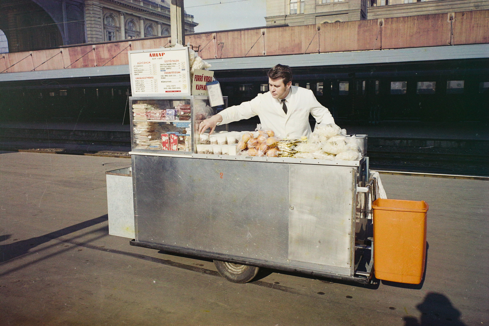 Hungary, Budapest VIII., Keleti pályaudvar, az Utasellátó mozgó elárusító helye., 1974, Bauer Sándor, colorful, seller, Budapest, hand seller, Fortepan #109871