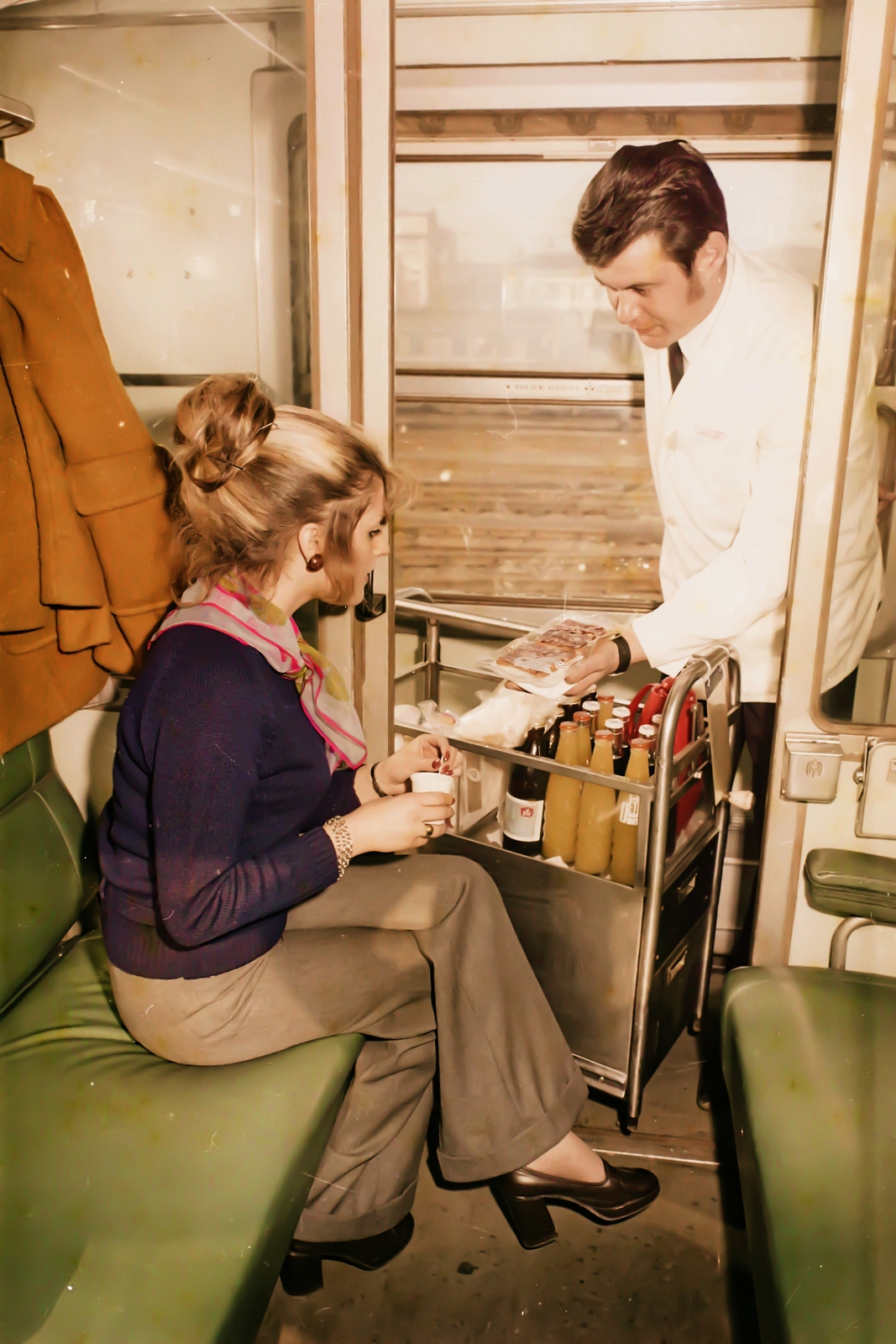 Hungary, Budapest VIII., Keleti pályaudvar, az Utasellátó mozgó elárusítója., 1971, Bauer Sándor, colorful, coach, Budapest, hand seller, Fortepan #109873