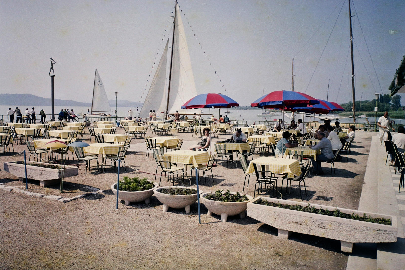 Hungary, Balatonfüred, kikötő, Utasellátó presszó., 1971, Bauer Sándor, sailboat, colorful, sunshades, railing, sculpture, terrace, flower box, Fortepan #109881