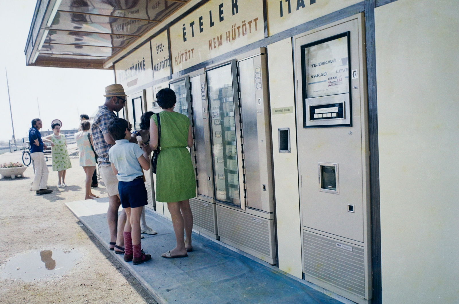 Hungary, Balatonfüred, kikötő, Utasellátó automata büfé a Vitorlás étterem mellett., 1971, Bauer Sándor, colorful, food-dispensing machine, Fortepan #109882