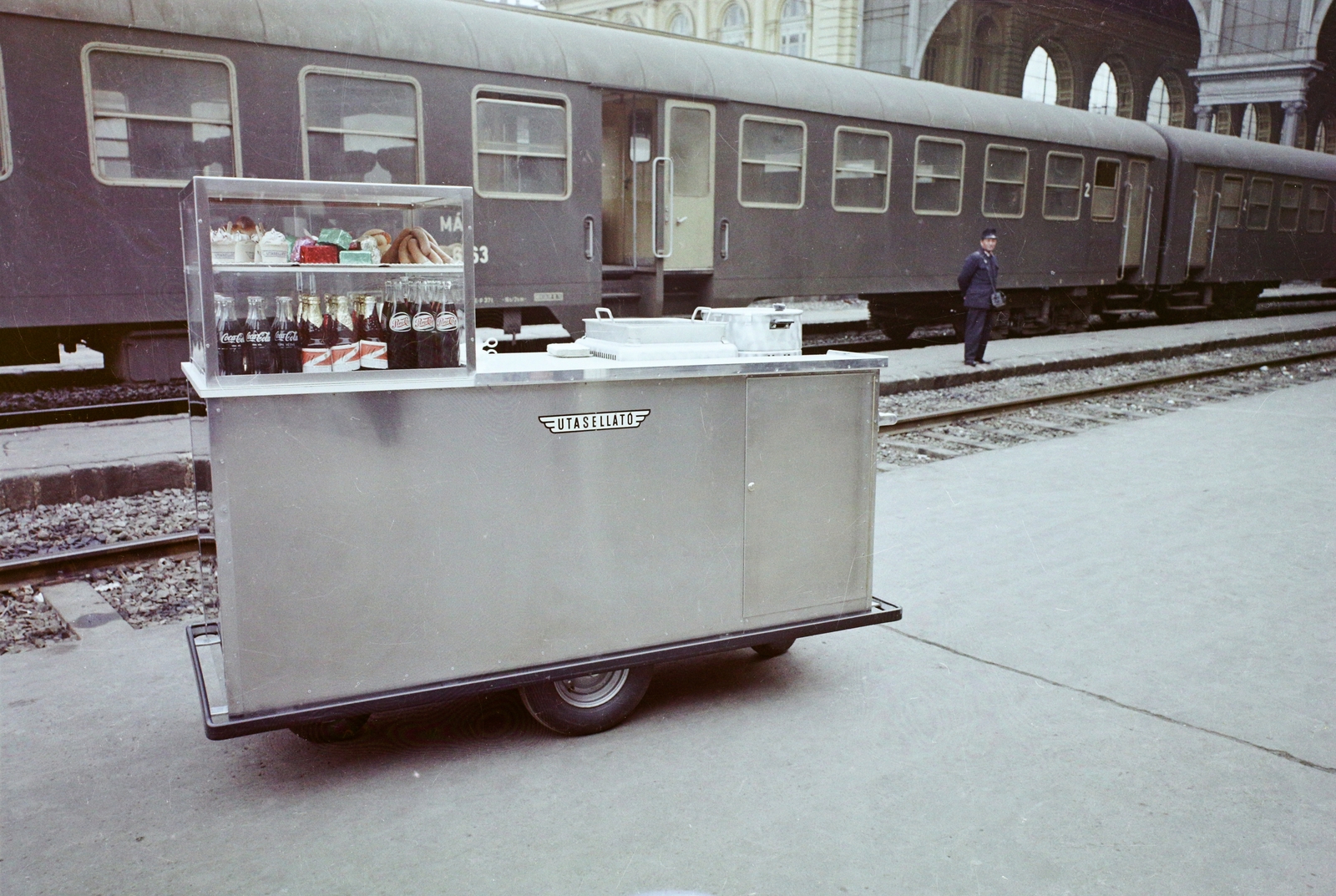 Hungary, Budapest VIII., Keleti pályaudvar, az Utasellátó mozgó elárusító helye., 1974, Bauer Sándor, colorful, train station, train station, Budapest, hand seller, Pepsi-brand, Fortepan #109885