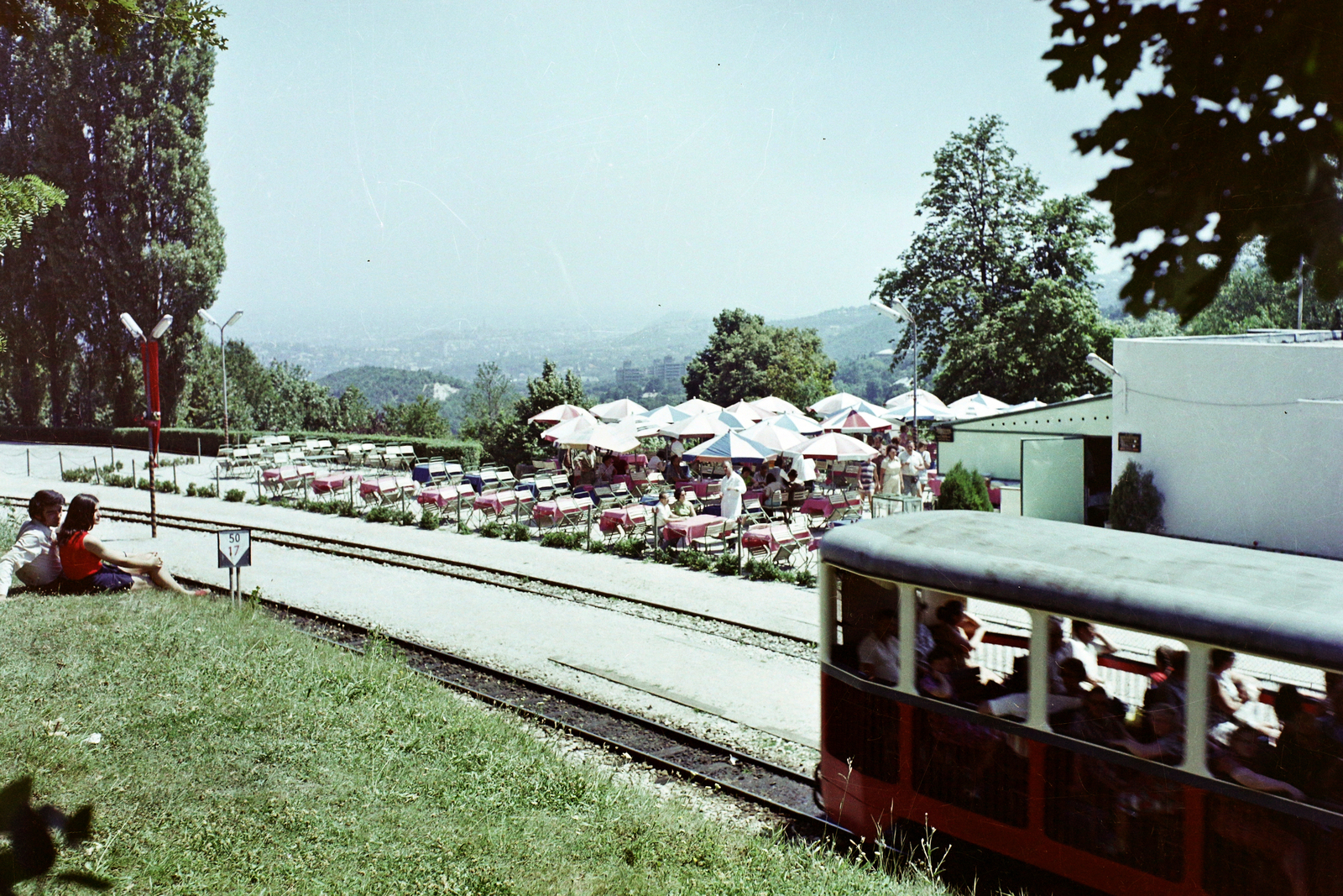 Hungary, Budapest II., Gyermekvasút (Úttörővasút), Szépjuhászné (Ságvári liget) állomás., 1971, Bauer Sándor, colorful, sunshades, terrace, Children's railway, Budapest, Fortepan #109889