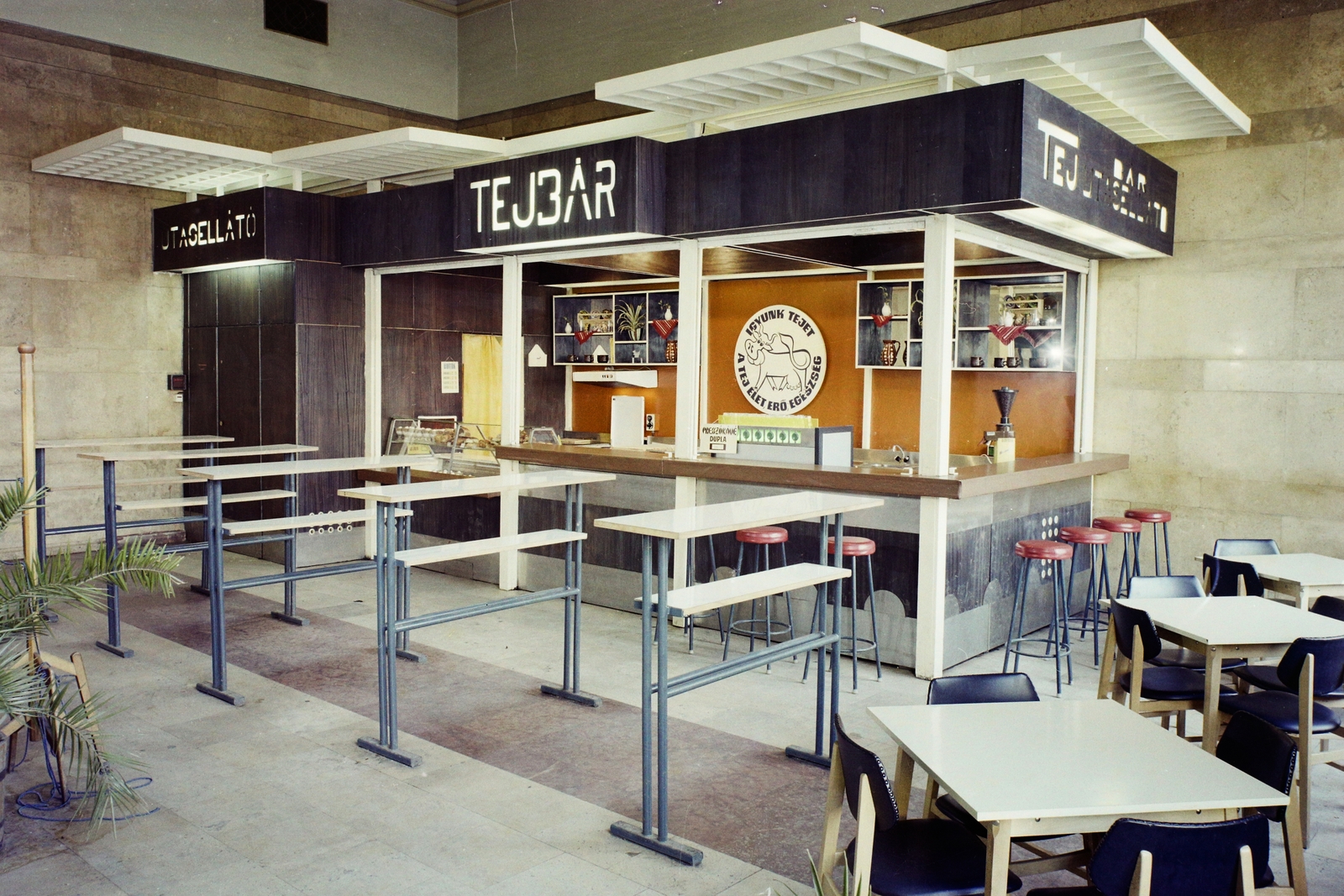 Hungary, Győr, Tejbár a vasútállomáson., 1975, Bauer Sándor, colorful, milk bar, Fortepan #109891