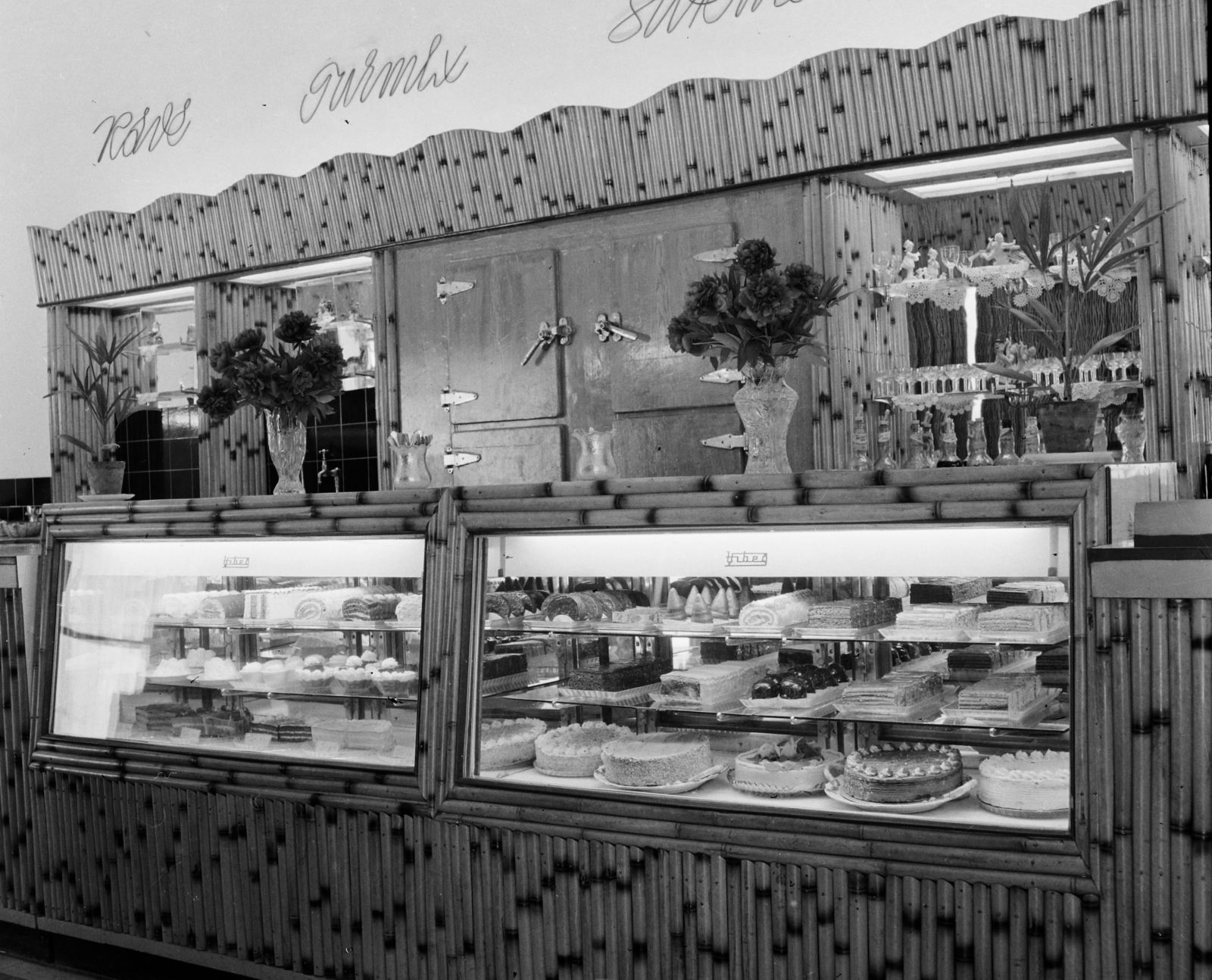 Hungary, Budapest VII., Erzsébet (Lenin) körút 36., Pálma cukrászda., 1960, Bauer Sándor, label, pastry shop, cake, wood panelling, Budapest, pastry, shop interior, Fortepan #109902