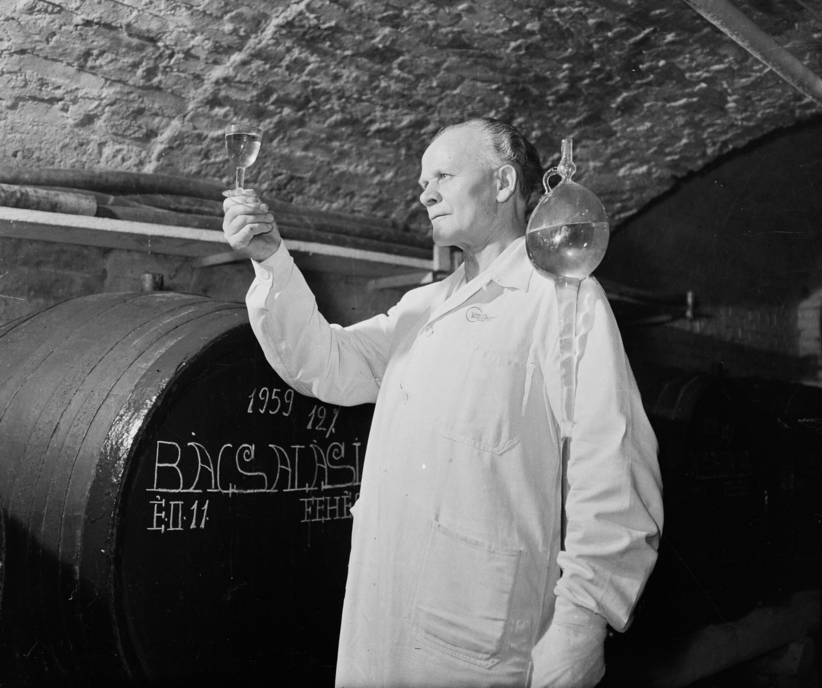 Hungary, Budapest XIII., Nyugati (Marx) tér 4., a Sabaria étterem borospincéje., 1960, Bauer Sándor, wine-tasting glass, Budapest, basement, barrel, wine thief, Fortepan #109903
