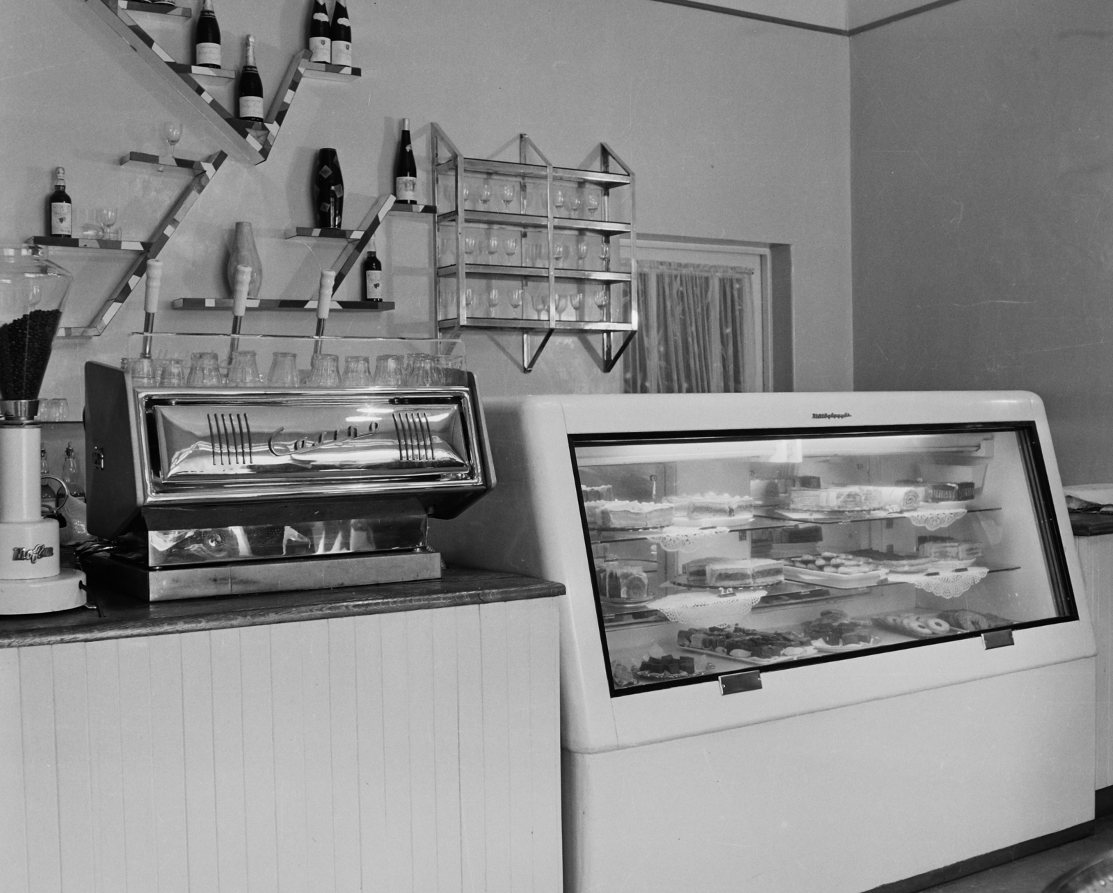 1962, Bauer Sándor, kávéfőző, borosüveg, hűtőpult, sütemény, Casino-kávégép, kávégép, Fortepan #109938