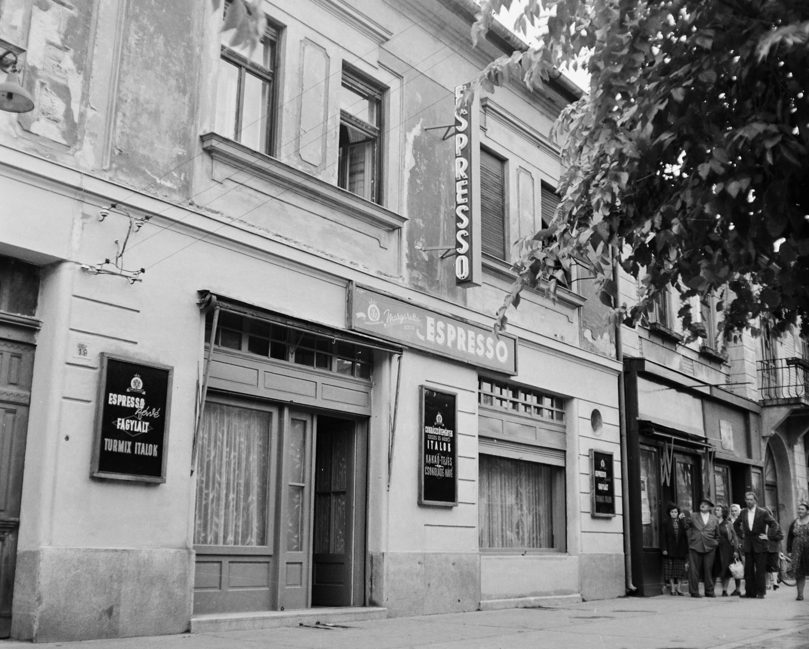 Hungary, Vác, Széchenyi István utca 19., Margaretta eszpresszó, 1962, Bauer Sándor, store display, Fortepan #109939