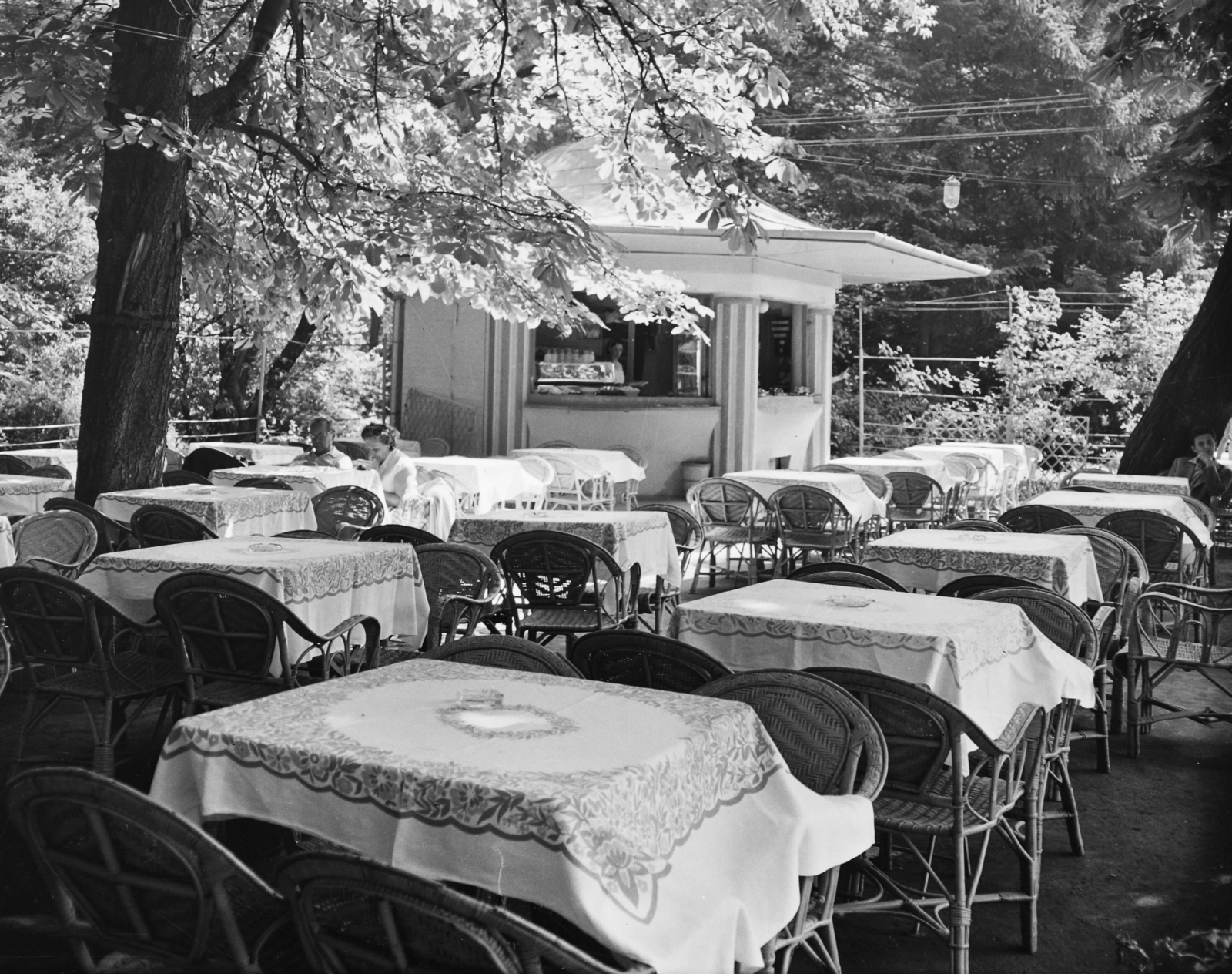 Hungary, Miskolc,Miskolctapolca, Anna presszó a szállóval szemben., 1960, Bauer Sándor, terrace, wicker chair, tablecloth, Fortepan #109950