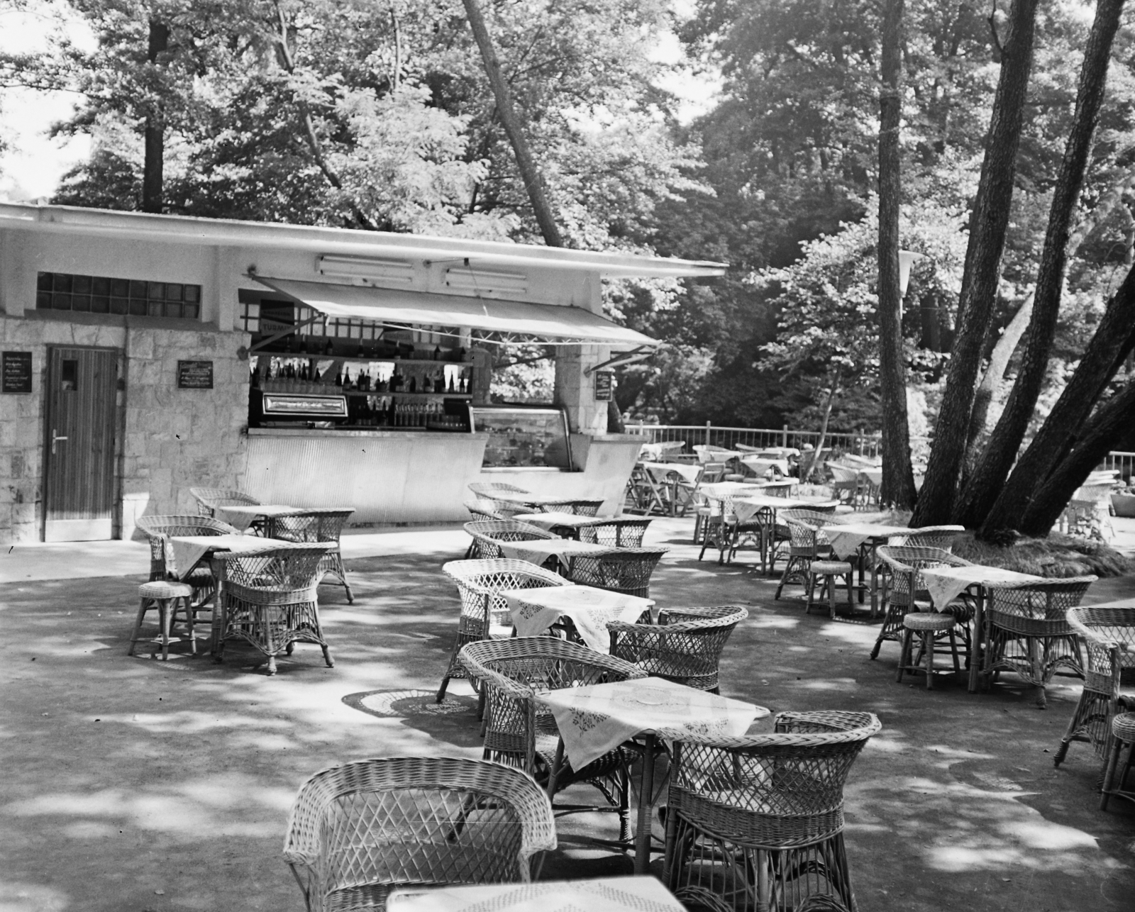 Hungary, Miskolc,Miskolctapolca, Sziget eszpresszó., 1960, Bauer Sándor, terrace, wicker chair, garden furniture, Fortepan #109952