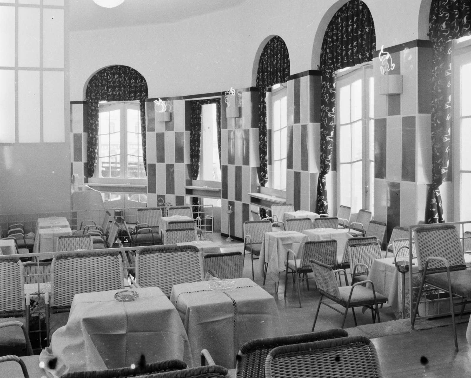 Hungary, Budapest I., Széna tér 7., Ostrom utca - Vérmező út sarok. Budai Mackó büfé., 1960, Bauer Sándor, wicker chair, Budapest, split level, Fortepan #109961