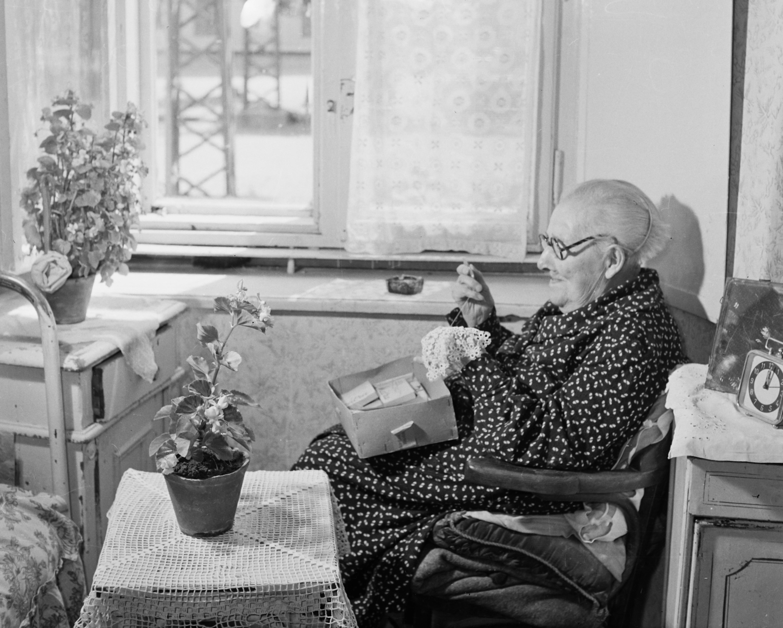 Hungary, Balassagyarmat, Izraelita Szeretetotthon (egykor Vármegyeháza, ma Mikszáth Kálmán Gimnázium, Szakközépiskola és Szakiskola)., 1960, Bauer Sándor, glasses, handcraft, tablecloth, alarm clock, lace, old person, MOM-brand, Fortepan #109967