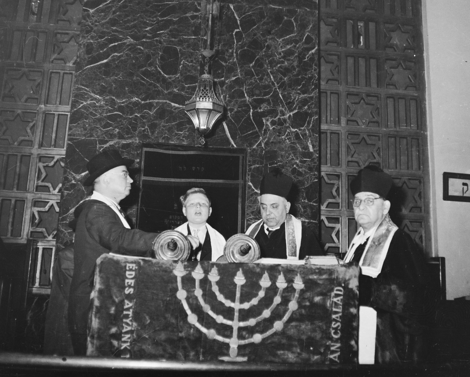 Magyarország, Budapest VII., Dohány utca, Hősök temploma., 1960, Bauer Sándor, zsinagóga, zsidóság, Budapest, bar mitzvah, héber írás, tóratekercs, menóra, Dávid csillag, kántor, Fortepan #109980