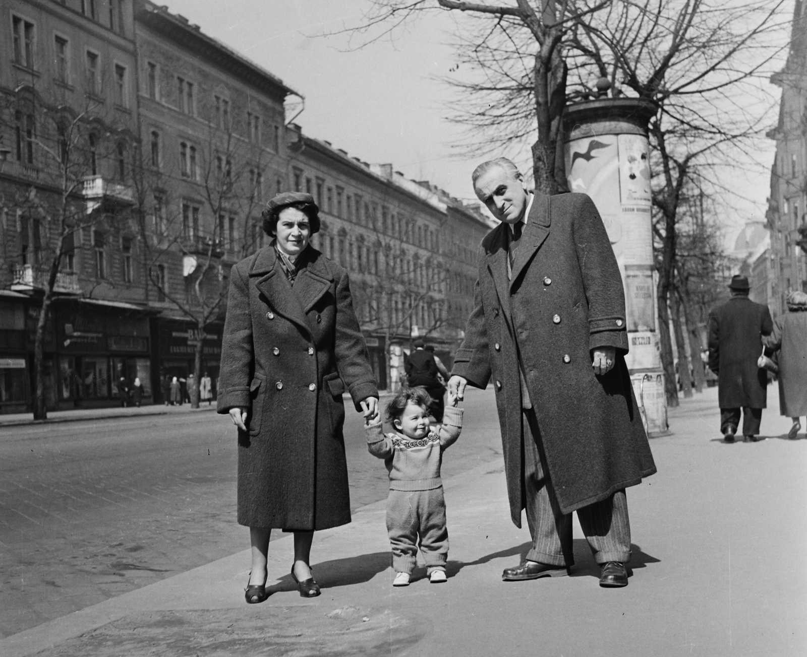 Hungary, Budapest VIII., József körút a Blaha Lujza tér irányába nézve, balra a 19. számú ház., 1958, Bauer Sándor, Budapest, family, winter coat, ad pillar, Fortepan #110008