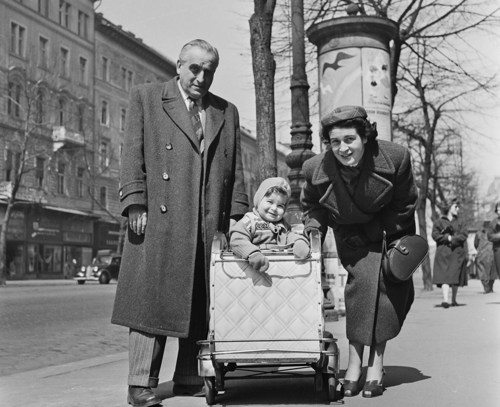 Hungary, Budapest VIII., József körút a Blaha Lujza tér irányába nézve, balra a 19. számú ház., 1958, Bauer Sándor, baby carriage, man, woman, kid, Budapest, handbag, family, Fortepan #110010