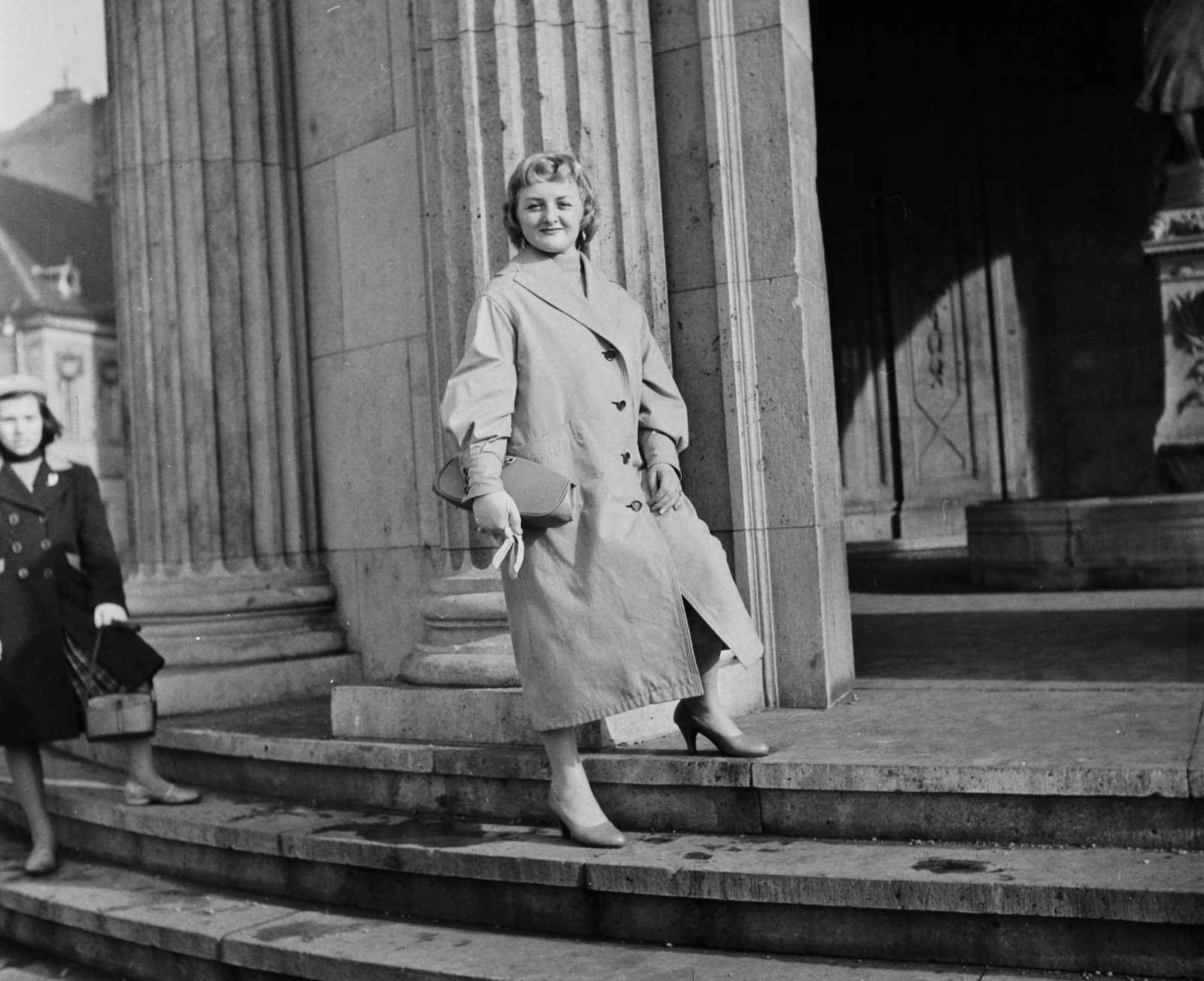 Hungary, Budapest V., Március 15. tér Erzsébet királyné emlékművének csarnoka előtt. Jobbra a királyné szobra helyén Stróbl Alajos alkotása a Halászlány-kút részlete látható., 1958, Bauer Sándor, fashion, monument, Budapest, Alajos Stróbl-design, fair-haired, Fortepan #110022