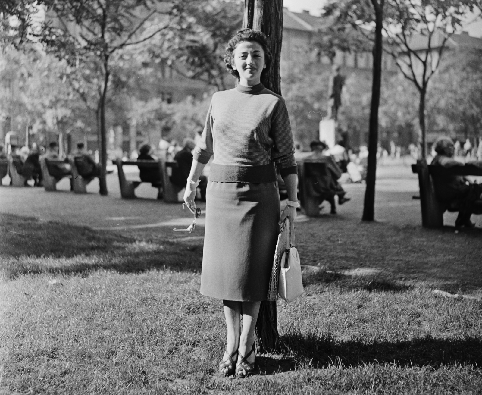 Hungary, Budapest VII., Almássy tér. Háttérben Csengery Antal szobra, jobbra hátul a Vörösmarty utca torkolata., 1956, Bauer Sándor, portrait, shades, gloves, woman, handbag, sandal, Budapest, Fortepan #110056
