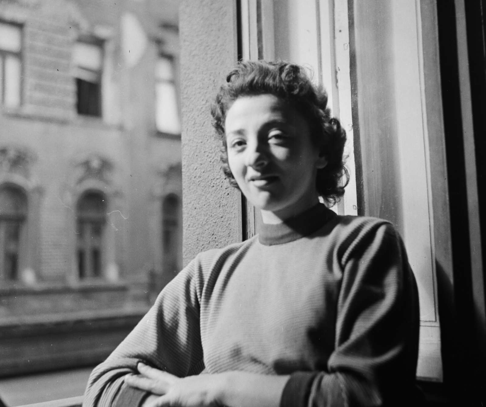 Hungary, Budapest VII., Dohány utca 67., II. emeleti lakás, szemben a 86. számú ház látszik., 1956, Bauer Sándor, portrait, woman, Budapest, arms crossed over the chest, Fortepan #110057