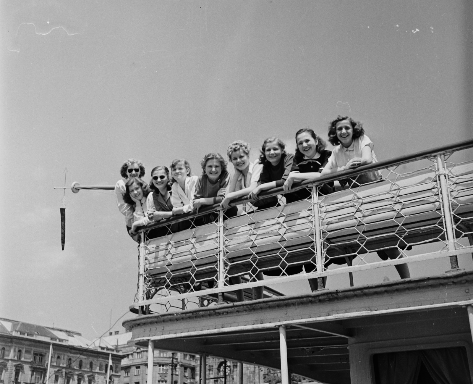 Hungary, Budapest V., Vigadó (Molotov) tér, hajóállomás, a háttérben balra a Thonet udvar épülete., 1956, Bauer Sándor, ship, railing, tableau, fun, boat trip, Budapest, prop up on elbows, Fortepan #110059