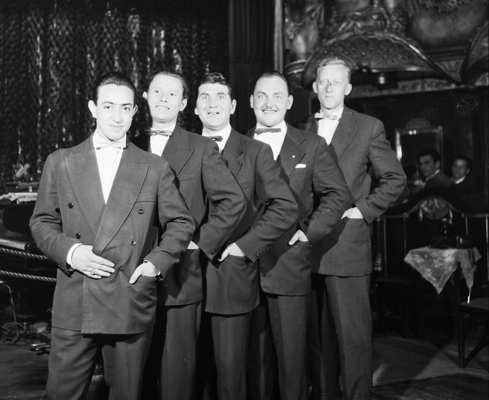 Hungary, Budapest VI., Nagymező utca 17., Budapest Táncpalota (Moulin Rouge). Váradi Tibor harmonikaművész és együttese., 1957, Bauer Sándor, tableau, men, musician, Budapest, hands in pockets, Fortepan #110061
