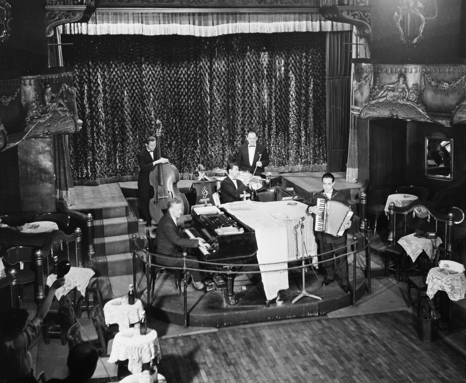Hungary, Budapest VI., Nagymező utca 17., Budapest Táncpalota (Moulin Rouge). Váradi Tibor harmonikaművész és együttese., 1957, Bauer Sándor, band, stucco, Budapest, nightclub, Fortepan #110062