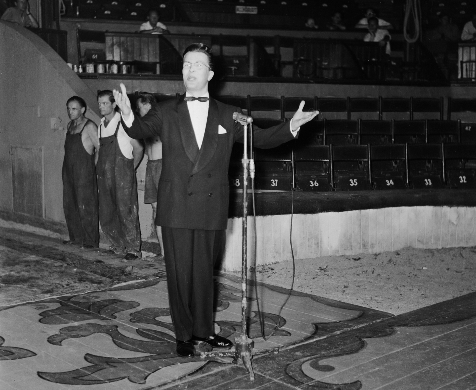 Hungary, Budapest XIV., Fővárosi Nagycirkusz, Gálfi János bűvész és konferanszié., 1958, Bauer Sándor, celebrity, magician, Budapest, circus floor, microphone stand, Fortepan #110069