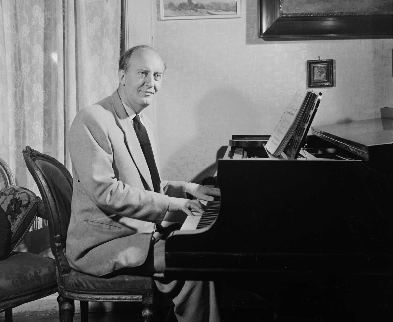 Hungary, Szeged, Somogyi utca 17., Vaszy Viktor zeneszerző az otthonában., 1957, Bauer Sándor, piano, man, celebrity, Fortepan #110071
