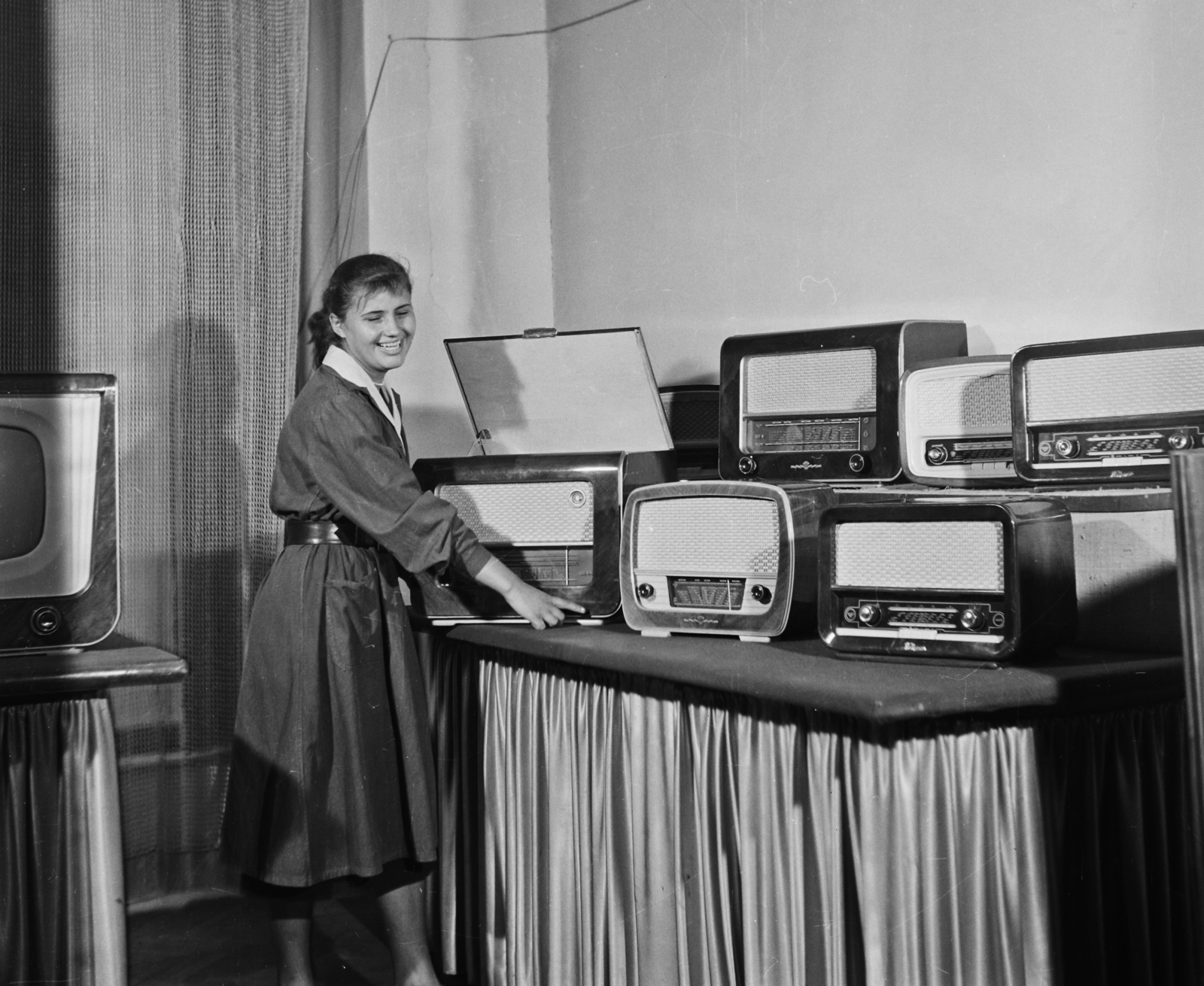 Hungary, Budapest V., Kossuth Lajos utca 2/b, a KERAVILL üzlet emeleti bemutatóterme. Jobbra a háttérben a Belvárosi Ferences templom. A MÉH (Melléktermék és Hulladékgyűjtő Vállalat) jutalomsorsjátékának nyereményei., 1957, Bauer Sándor, radio, TV, Budapest, Fortepan #110078