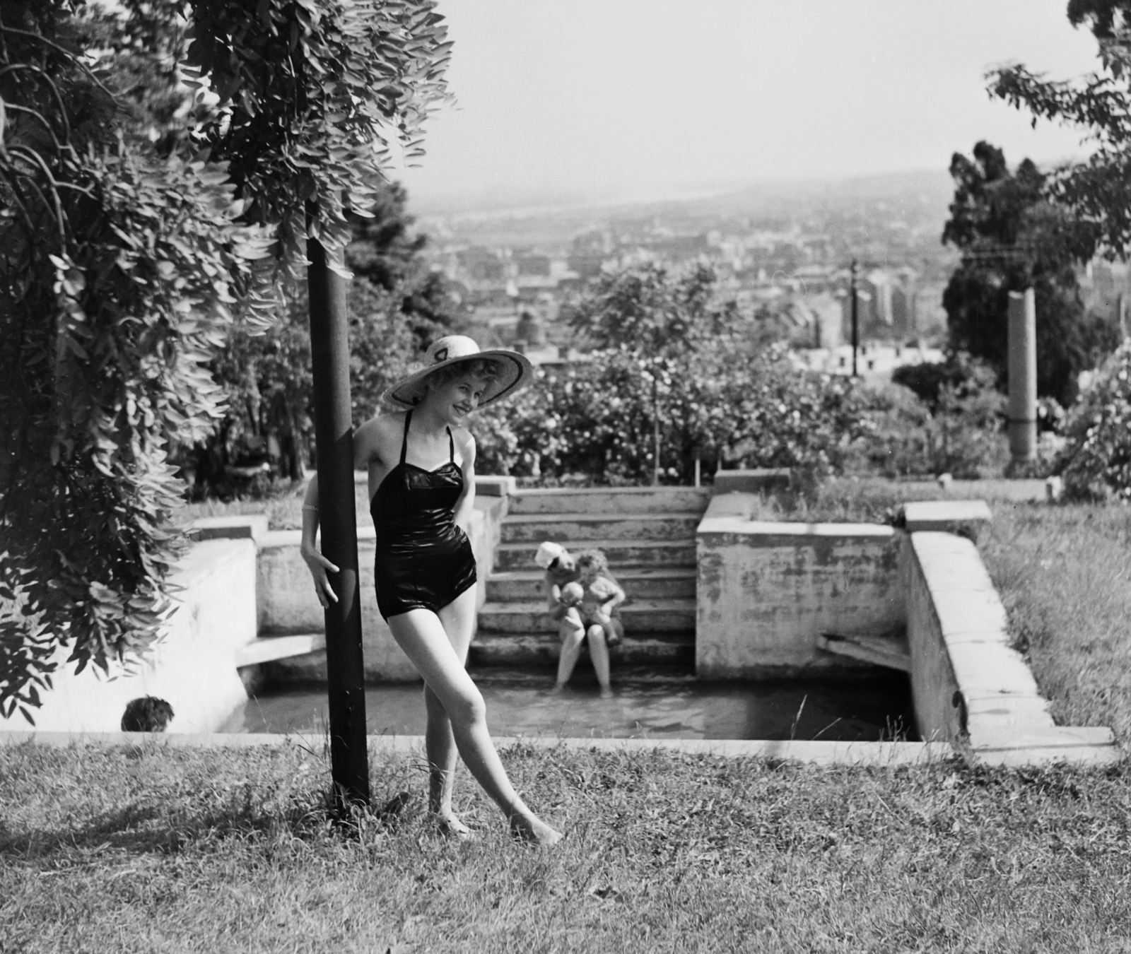 Hungary, Budapest XI., Kelenhegyi út 43., 1958, Bauer Sándor, Budapest, straw hat, bathing suit, Fortepan #110080