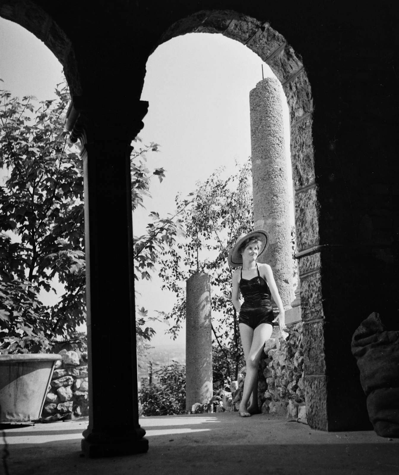Hungary, Budapest XI., Kelenhegyi út 43., 1958, Bauer Sándor, Budapest, straw hat, bathing suit, arch, Fortepan #110083