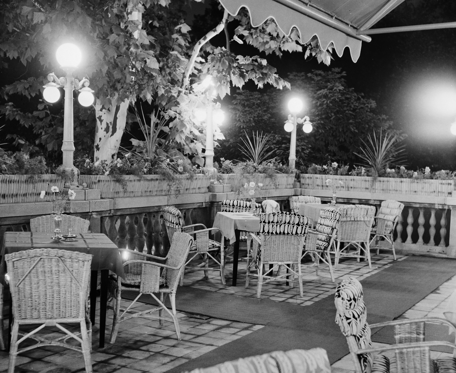 Hungary, Budapest XIV., Gundel Étterem, terasz., 1957, Bauer Sándor, wicker chair, terrace, night, Budapest, tilt, Fortepan #110085