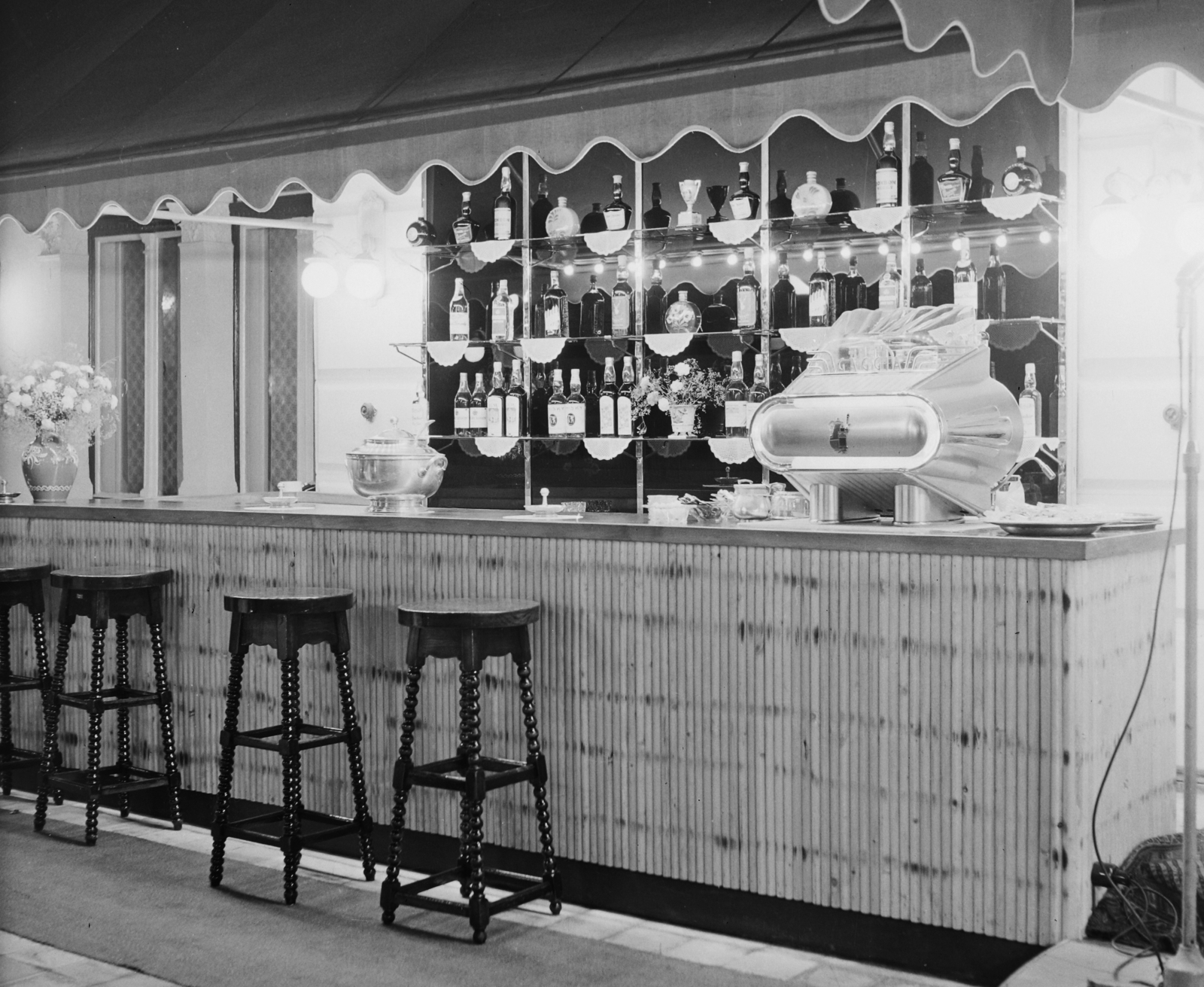 Hungary, Budapest XIV., Gundel Étterem, bár., 1957, Bauer Sándor, coffee maker, colonial furniture, bar stool, Budapest, coffee machine, Gaggia-brand, Fortepan #110086