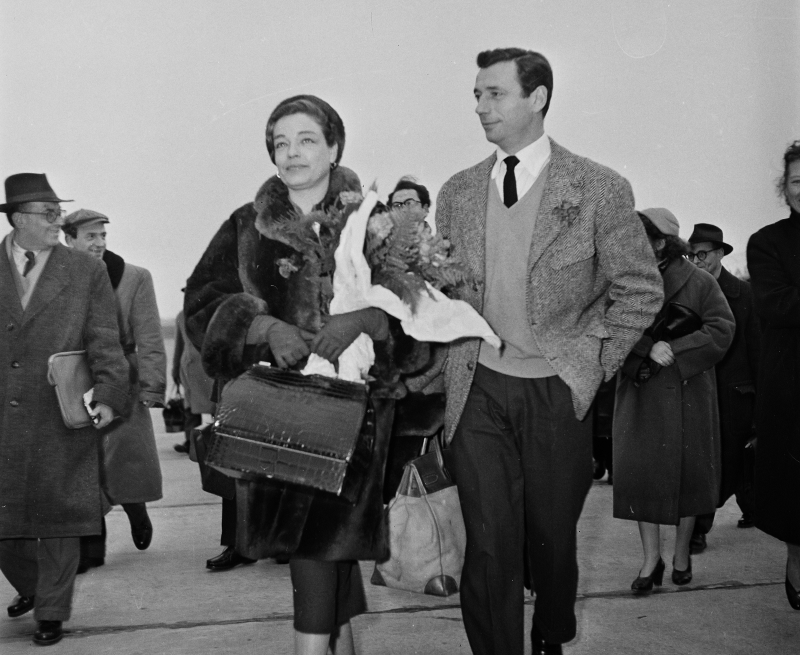 Magyarország, Ferihegyi (ma Liszt Ferenc) repülőtér, Budapest XVIII., Simone Signoret színművésznő és férje Yves Montand sanzonénekes és filmszínész., 1957, Bauer Sándor, híres ember, férfi, emberpár, nő, bunda, színész, Budapest, énekes, zsebredugott kéz, Fortepan #110109