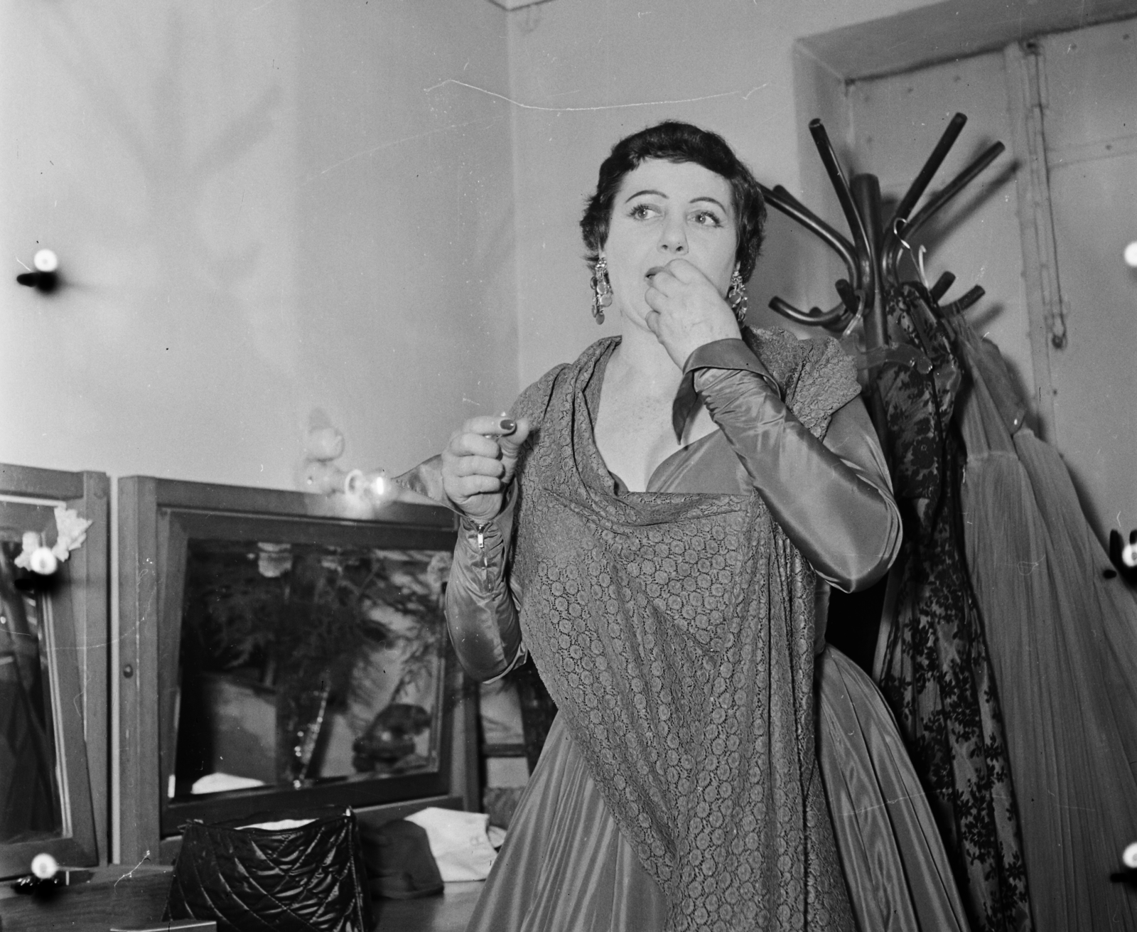 Hungary, Budapest VIII., II. János Pál pápa (Köztársaság) tér, Erkel Színház. Lucienne Boyer francia sanzonénekesnő., 1957, Bauer Sándor, tiring-room, Budapest, celebrity, Fortepan #110115