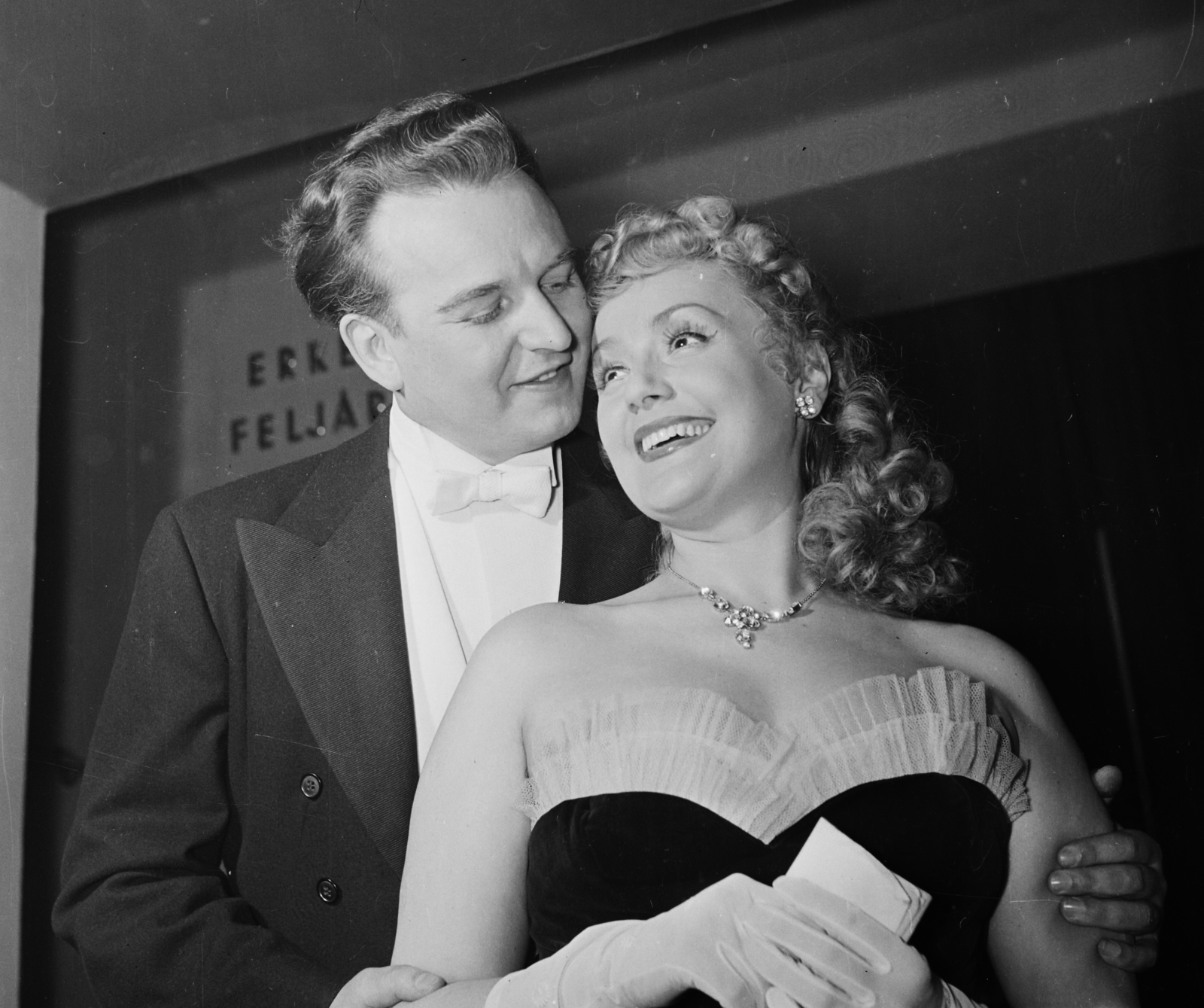 Hungary, Budapest VIII., II. János Pál pápa (Köztársaság) tér, Erkel Színház. Puskás Sándor és Németh Marika színművészek a Terefere a Strauss-családról című darab szereplői., 1961, Bauer Sándor, celebrity, Budapest, smile, Fortepan #110132