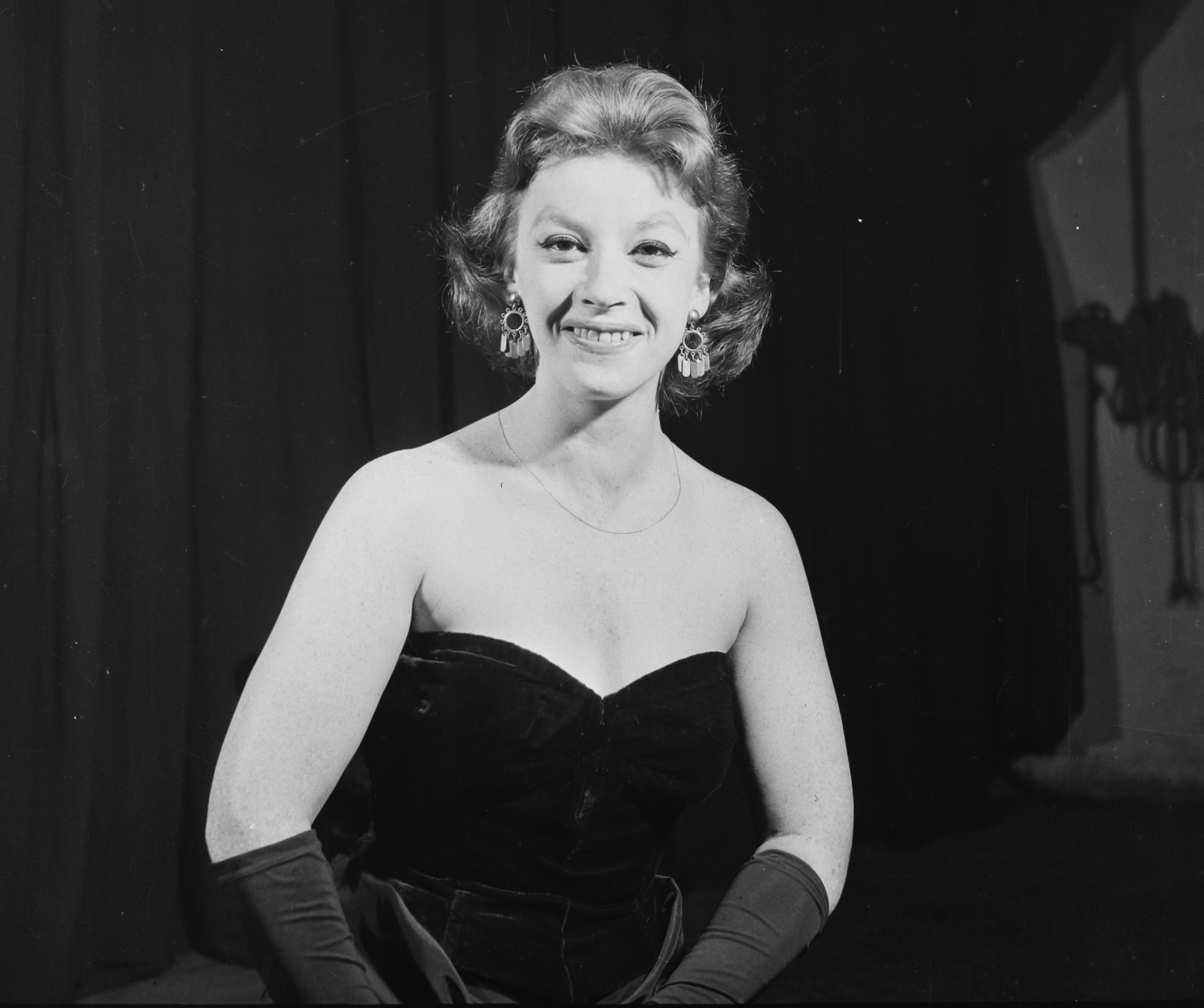 Hungary, Járay Katalin énekes, a Tóth-trió tagja., 1959, Bauer Sándor, gloves, Fortepan #110149