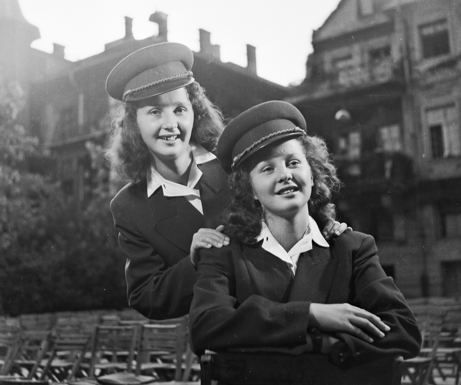 Hungary, Budapest VI., Benczúr utca 27., a felvétel az Egyedi-palota, ekkor Postás Művelődési Központ (később Benczúr Ház néven kulturális és rendezvényközpont) udvarán készült (később Benczúr-kert)., 1957, Bauer Sándor, twins, Budapest, postman, arms around shoulders, women, Fortepan #110155