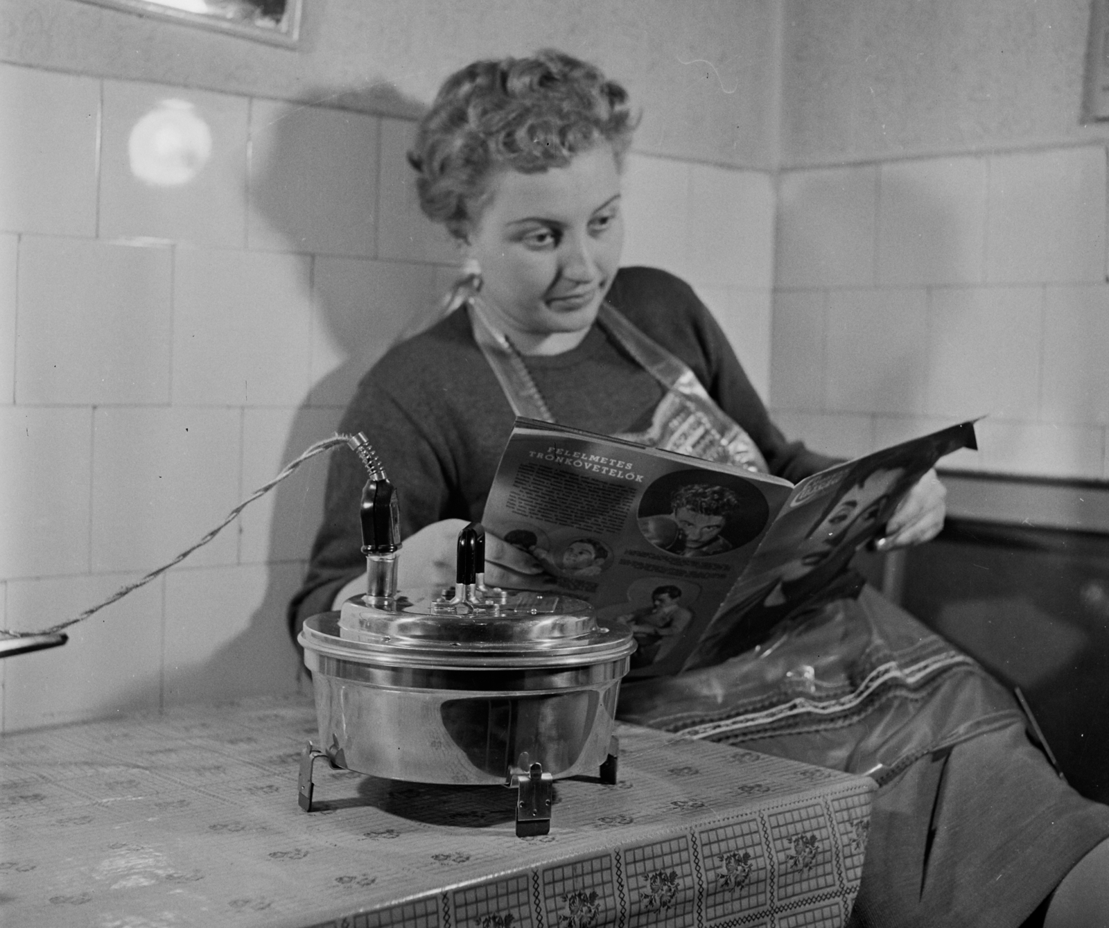 Hungary, Budapest, a Könnyűipari Minisztérium által importált, hazai gyártásra szánt elektromos főzőedény bemutatója., 1957, Bauer Sándor, tablecloth, electric oven, Fortepan #110166