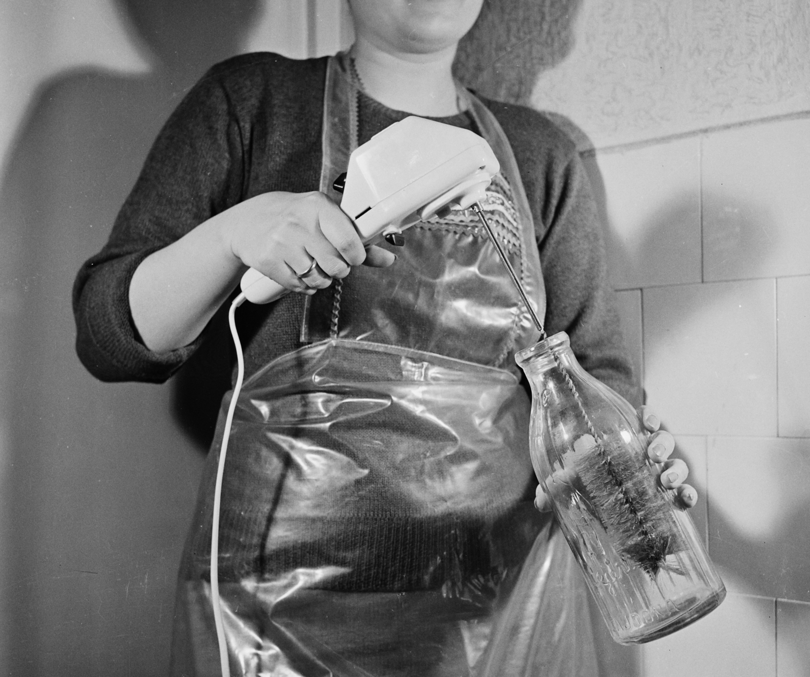 Hungary, Budapest, a Könnyűipari Minisztérium által importált, hazai gyártásra szánt háztartási kisgép, amely többek között habverésre, fagylalkészítésre, üvegmosásra, bútor és cípő fényesítésre is alkalmas., 1957, Bauer Sándor, milk bottle, kitchen appliances, Fortepan #110170