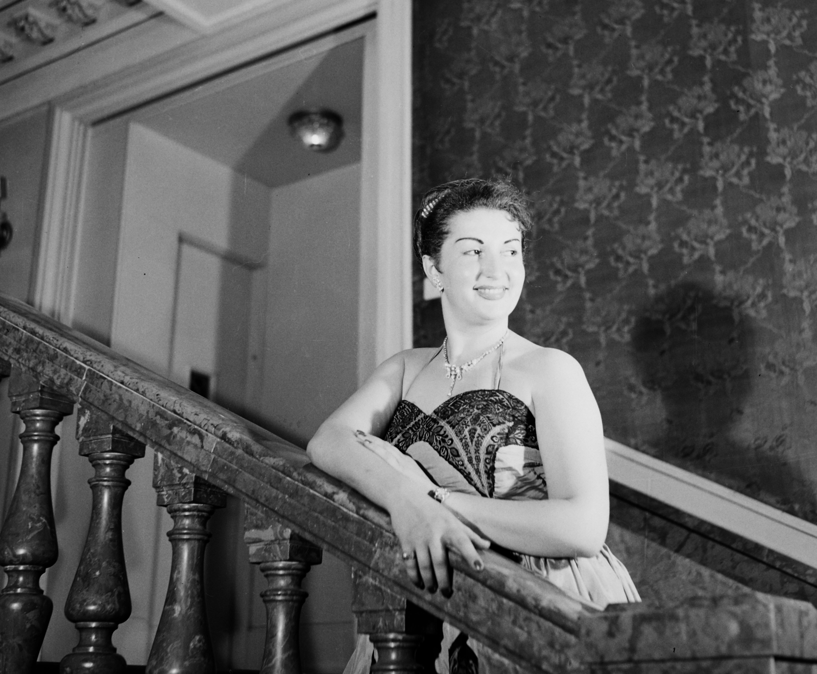 Hungary, Budapest XIV., a Gundel étterem lépcsőháza. Mátyás Mária operaénekesnő., 1957, Bauer Sándor, restaurant, woman, jewelry, Budapest, evening gown, balustrade, Fortepan #110174
