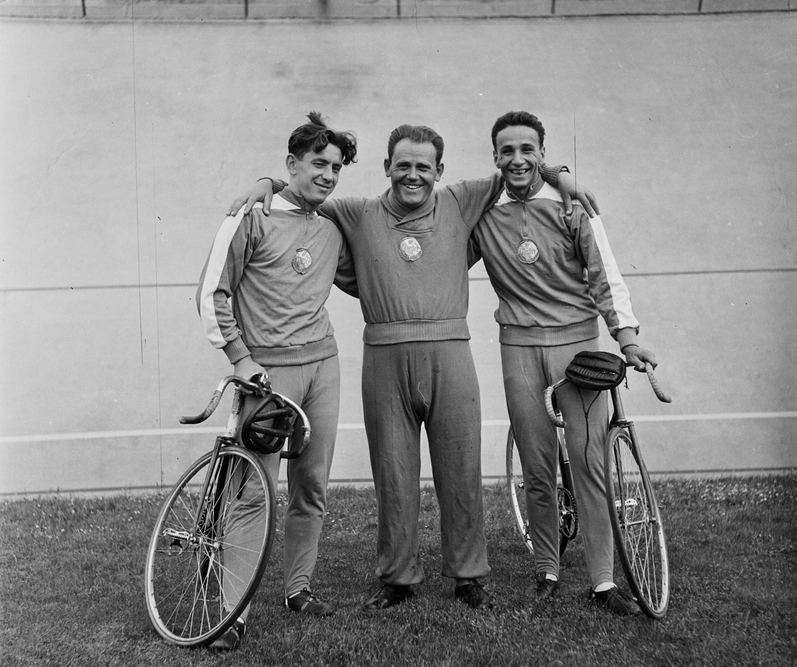 Hungary, Budapest XIV., Szabó József utca, Millenáris sporttelep., 1957, Bauer Sándor, bicycle, men, crash helmet, Budapest, bicycle race, racing bicycle, sweater, Fortepan #110177