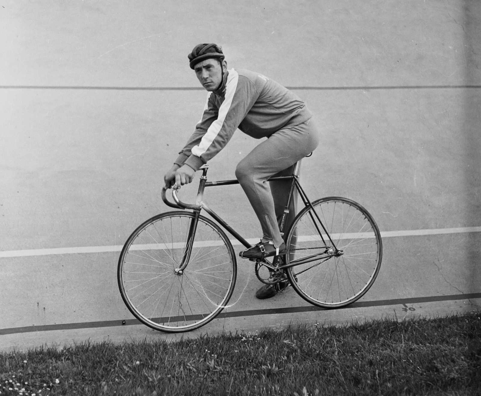 Hungary, Budapest XIV., Szabó József utca, Millenáris sporttelep., 1957, Bauer Sándor, bicycle, man, Budapest, bicycle race, racing bicycle, crash helmet, Fortepan #110178