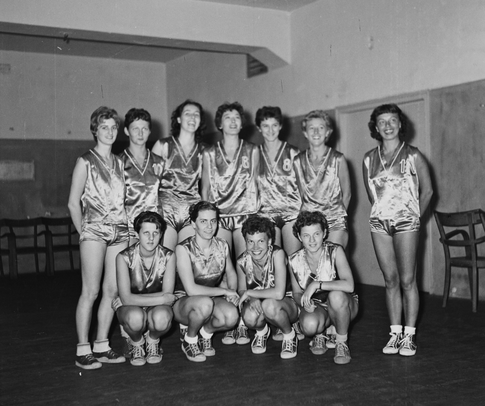 Hungary, Budapest XIV., Istvánmezei út 3-5. Nemzeti Sportcsarnok (később Gerevich Aladár Nemzeti Sportcsarnok)., 1957, Bauer Sándor, sneakers, sport jersey, Budapest, athletic dress, sports shoes, Fortepan #110184