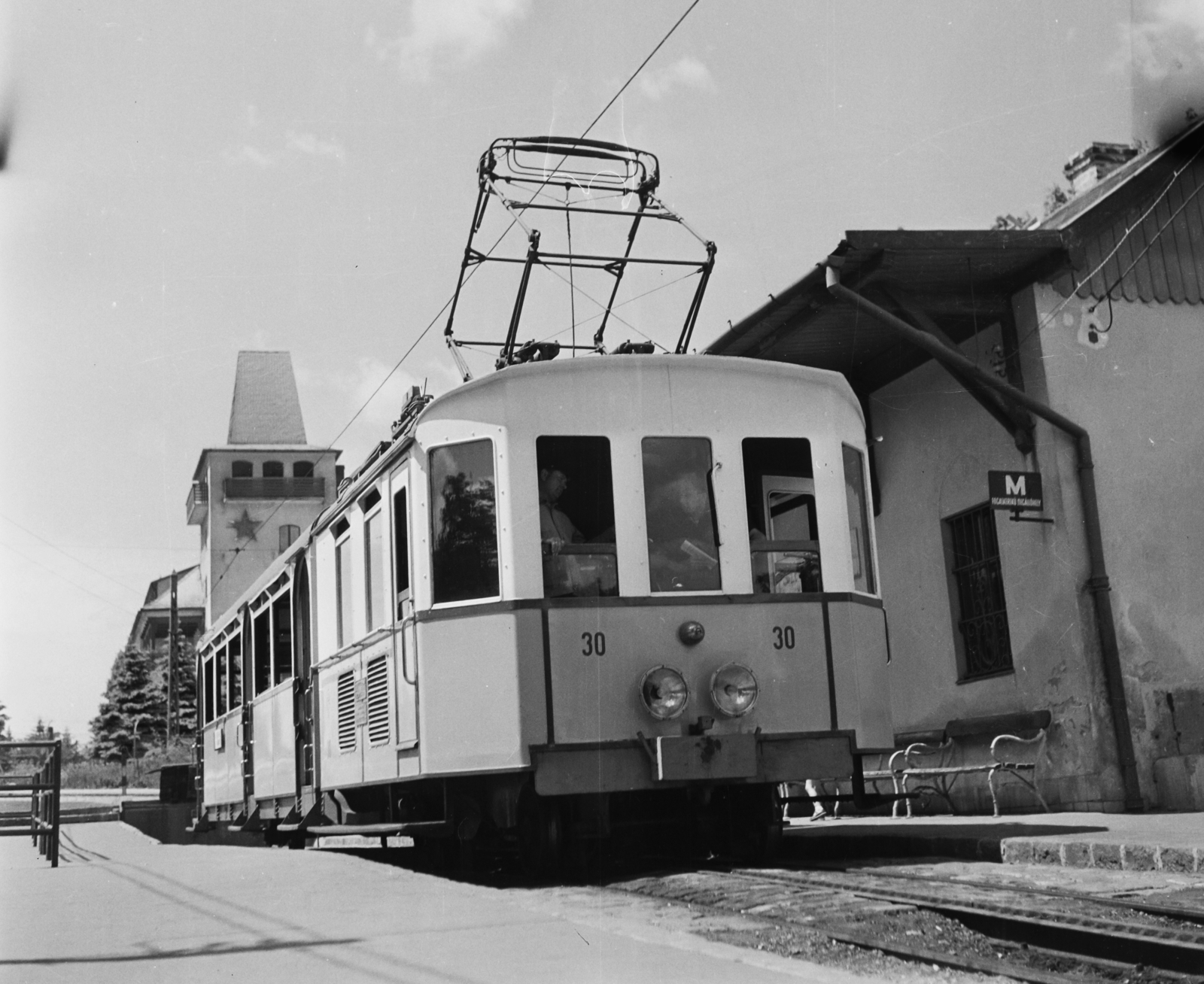 Magyarország, Széchenyihegy, Budapest XII., a Fogaskerekű végállomása., 1959, Bauer Sándor, vörös csillag, vasútállomás, torony, fogaskerekű vasút, áramszedő, Budapest, Fortepan #110189