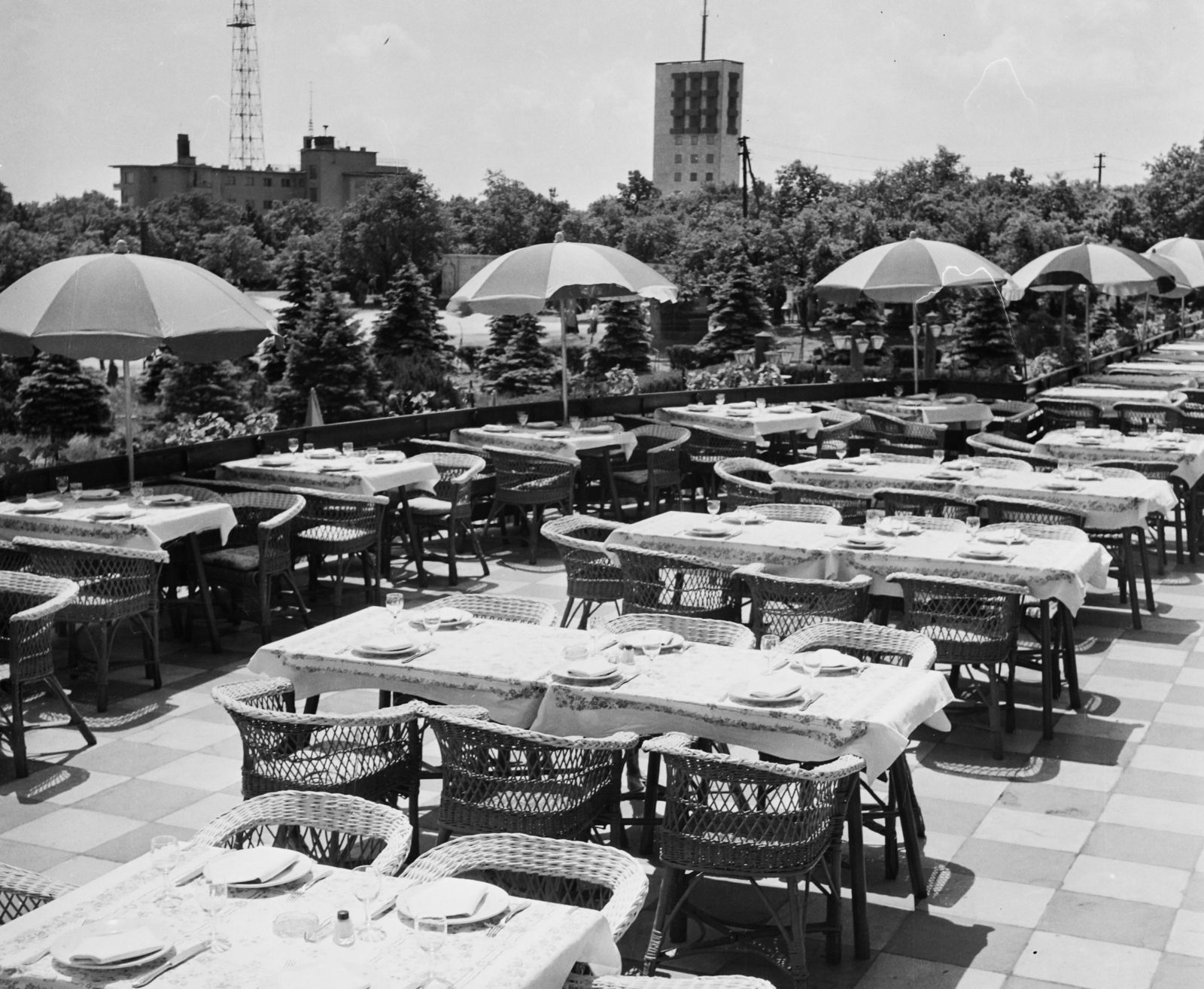 Hungary, untitled, Budapest XII., Rege utca, Vörös Csillag (egykor Golf, később Panoráma) szálloda, terasz., 1959, Bauer Sándor, hospitality, terrace, TV tower, Budapest, Fortepan #110191