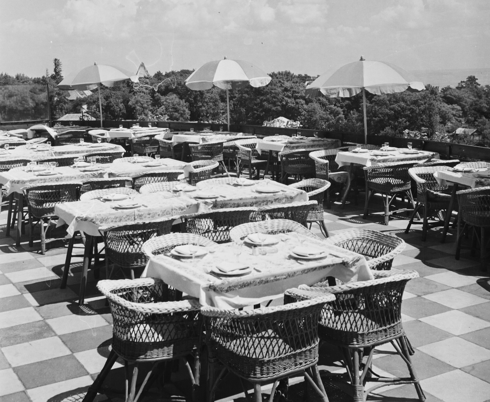 Hungary, untitled, Budapest XII., Rege utca, Vörös Csillag (egykor Golf, később Panoráma) szálloda, terasz., 1959, Bauer Sándor, sunshades, wicker chair, terrace, Budapest, Fortepan #110192