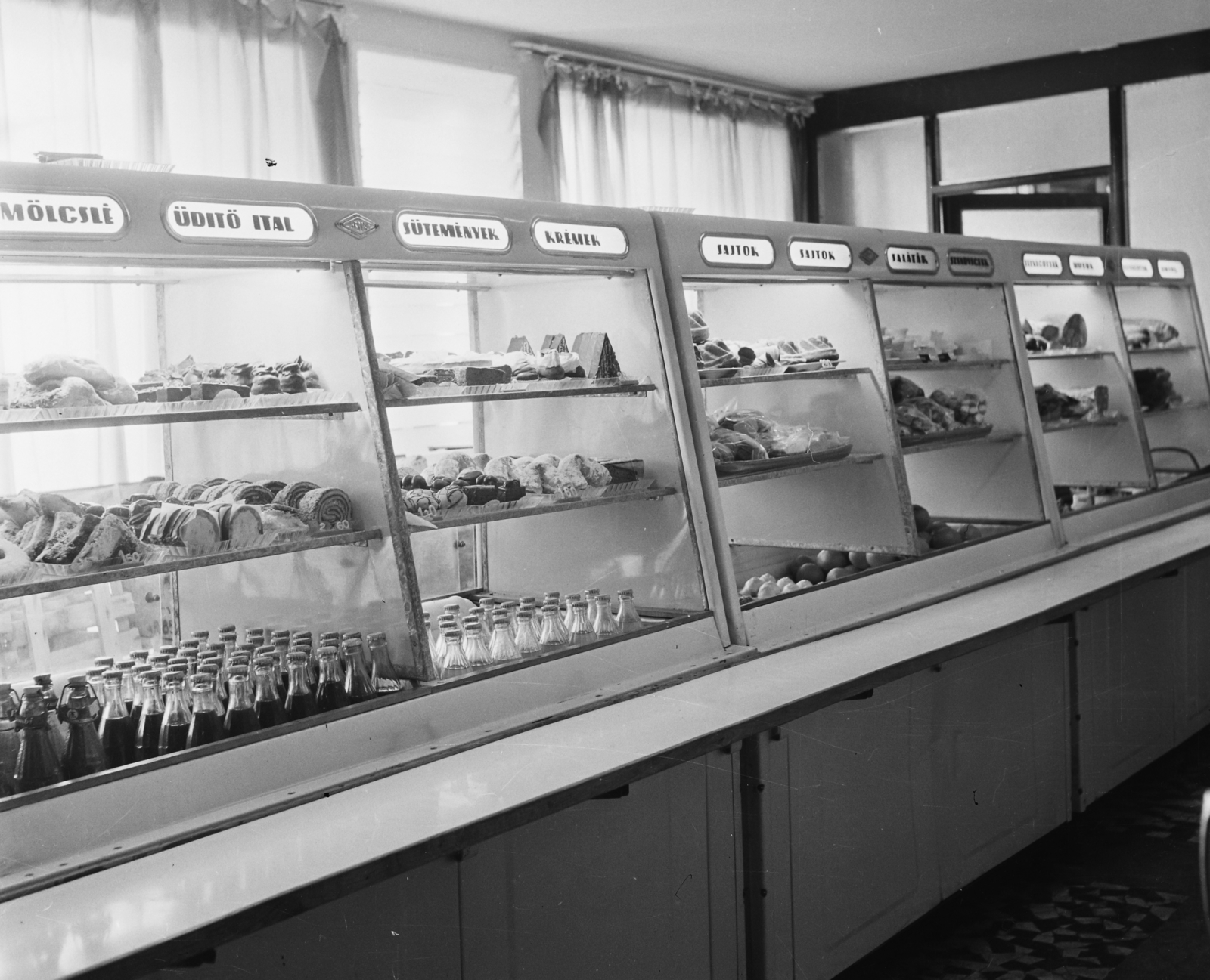 Magyarország, Budapest I., Krisztina körút 55., KGMTI (Kohó-és Gépipari Minisztérium Tervező Irodái), önkiszolgáló büfé., 1962, Bauer Sándor, sütemény, önkiszolgáló, üdítőital, Budapest, Fortepan #110210